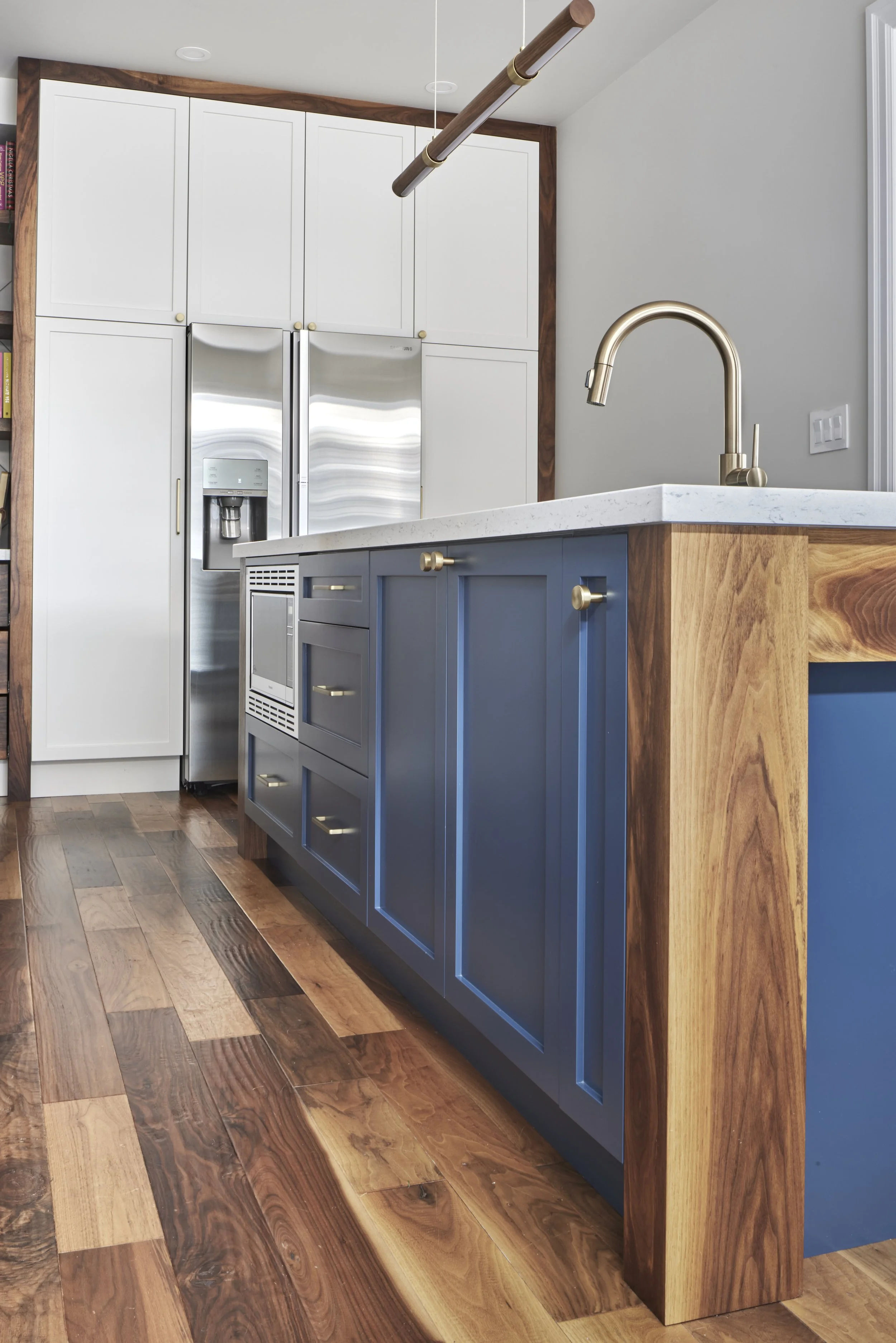 Transform your kitchen with Seif Designs, the leading custom cabinet maker in the GTA. Specializing in home renovations in Burlington, Oakville, and Mississauga, we offer bespoke cabinetry and millwork tailored to your needs. This stunning kitchen sh