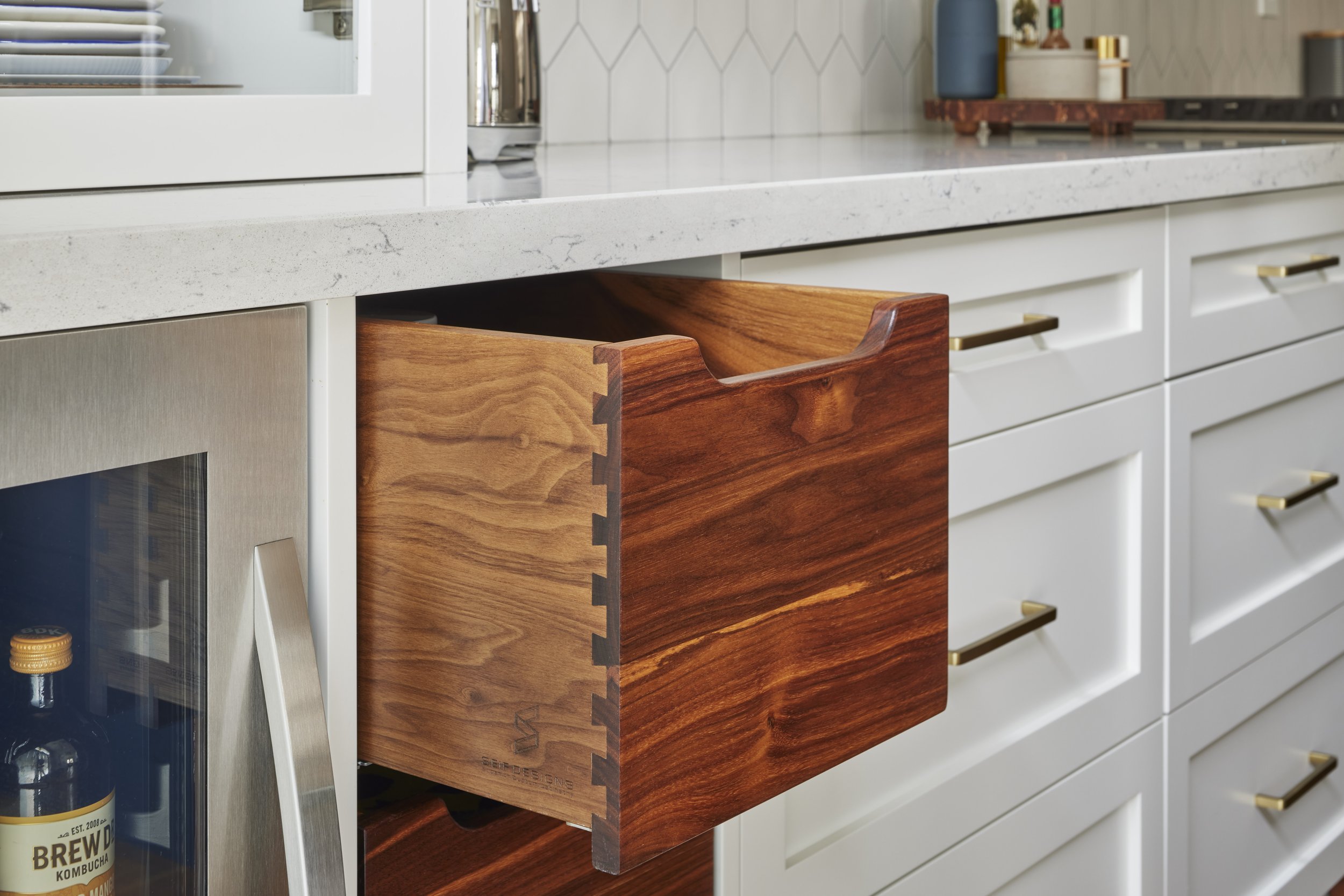 Transform your kitchen with Seif Designs, the leading custom cabinet maker in the GTA. Specializing in home renovations in Burlington, Oakville, and Mississauga, we offer bespoke cabinetry and millwork tailored to your needs. This stunning kitchen sh