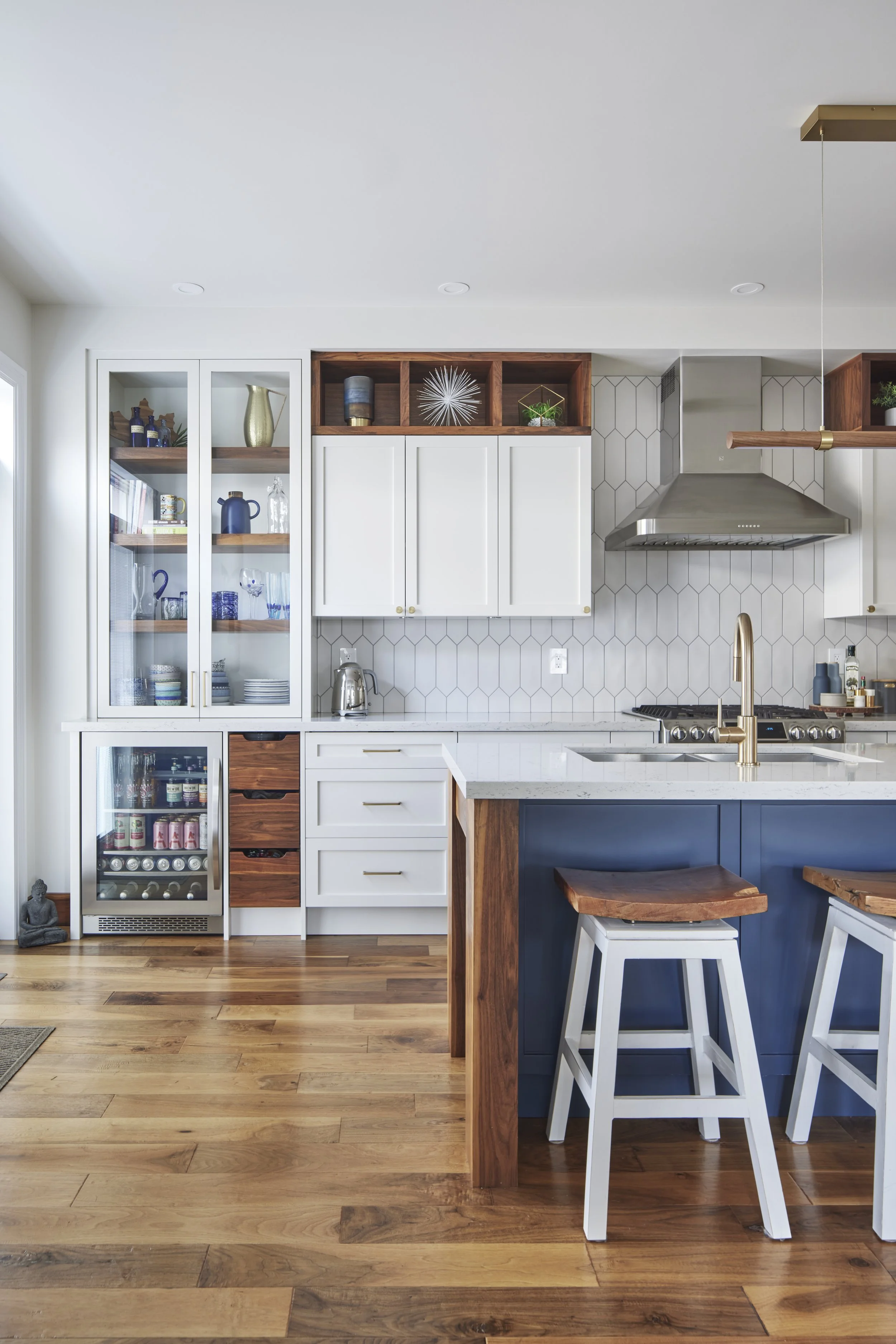Transform your kitchen with Seif Designs, the leading custom cabinet maker in the GTA. Specializing in home renovations in Burlington, Oakville, and Mississauga, we offer bespoke cabinetry and millwork tailored to your needs. This stunning kitchen sh