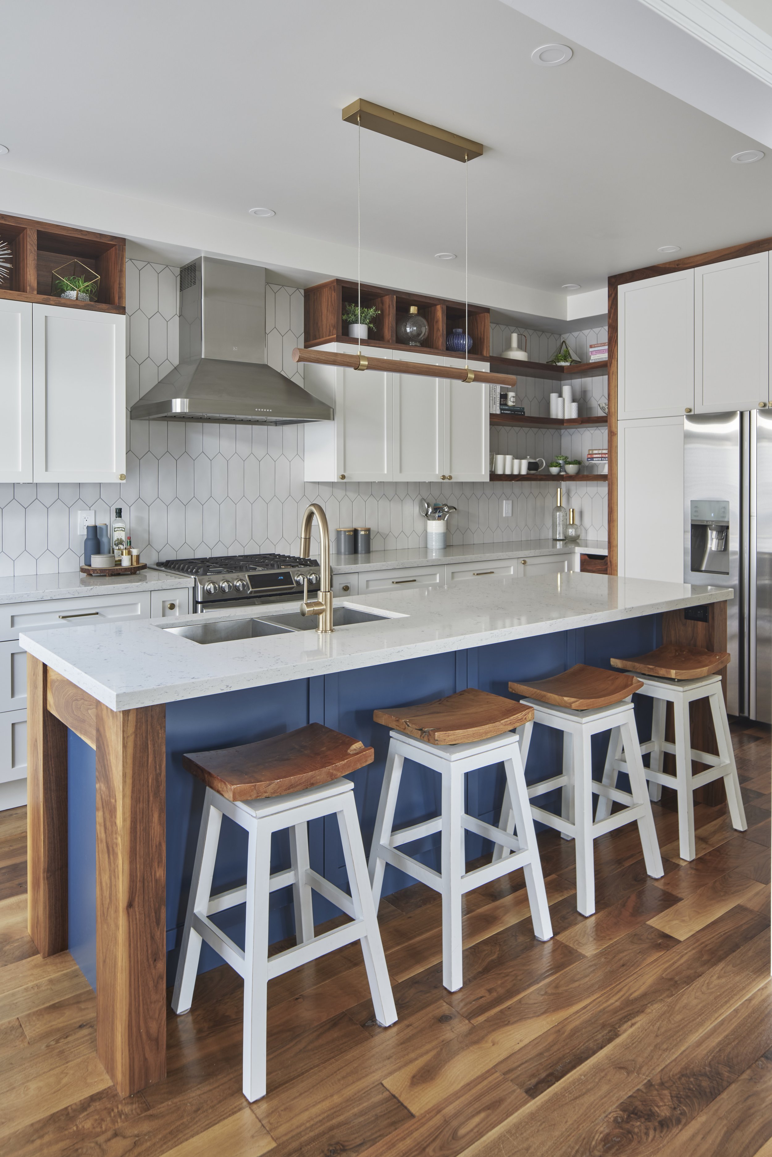 Transform your kitchen with Seif Designs, the leading custom cabinet maker in the GTA. Specializing in home renovations in Burlington, Oakville, and Mississauga, we offer bespoke cabinetry and millwork tailored to your needs. This stunning kitchen sh