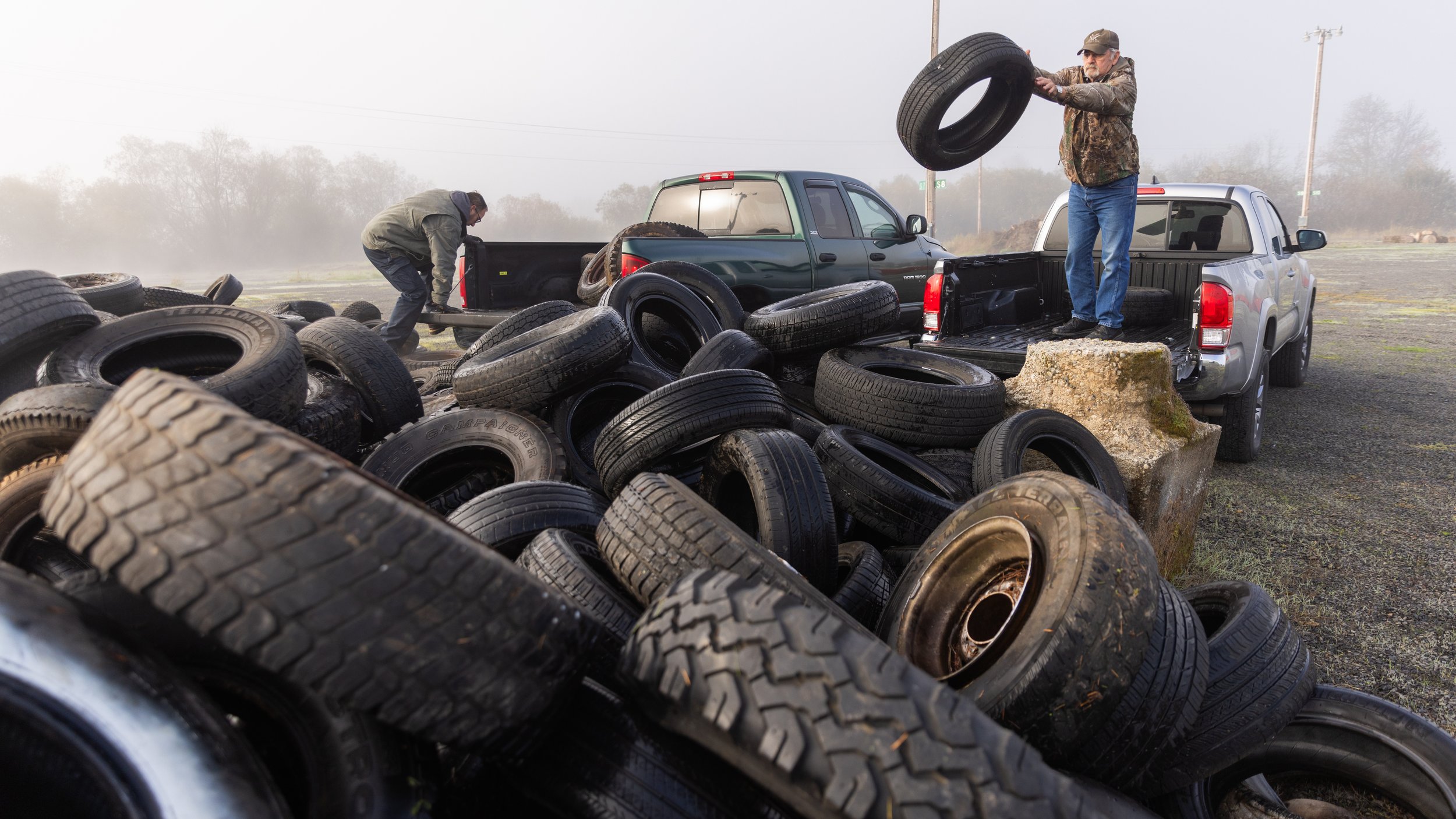 news.231024.tire.pile.jw_3 (1).jpg