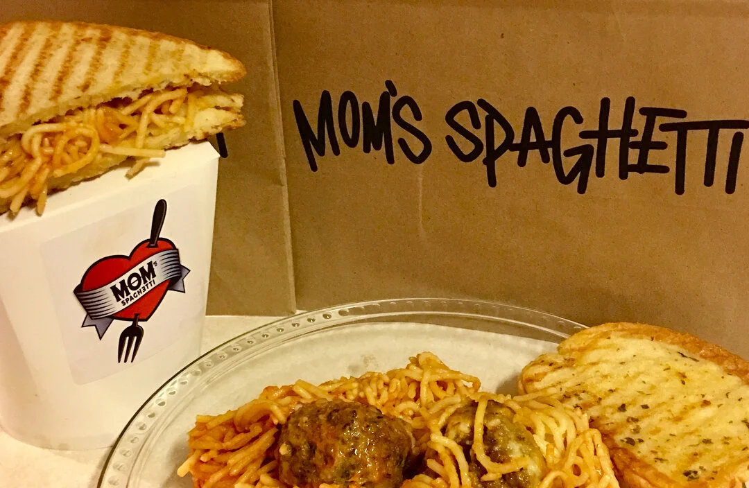 'Mom's Spaguetti' Eminem abre su propio restaurante donde él mismo atiende a sus fans.