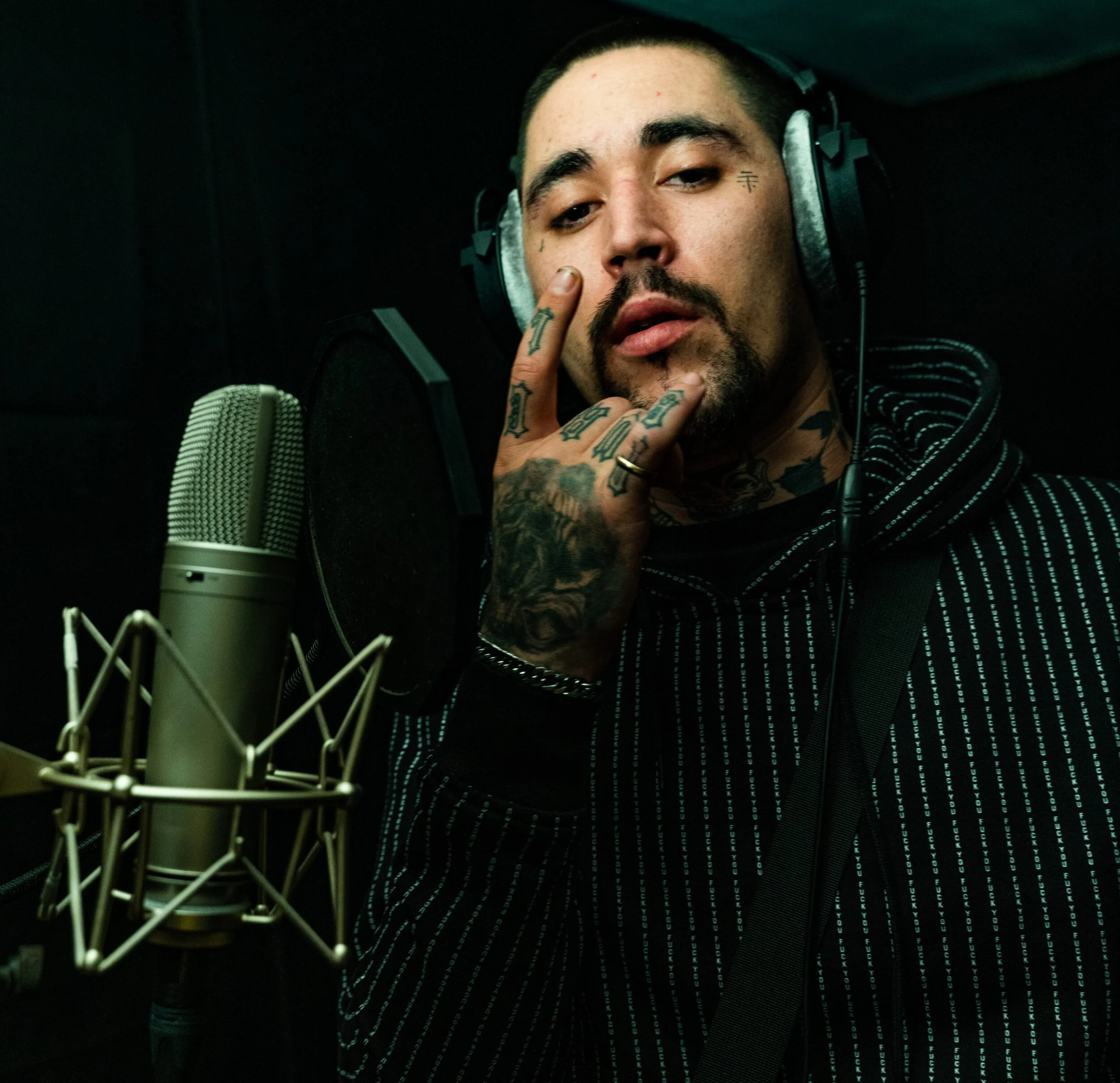 OKTOBA estrena su álbum "ABYSS" con el single "Scarlett"