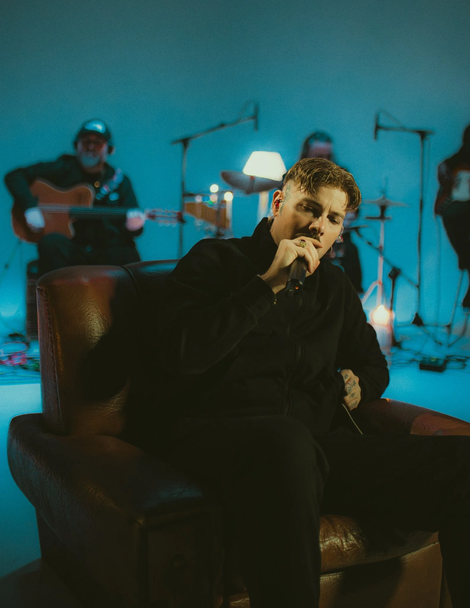 J Abecia se reinventa en acústico con ‘A media luz’