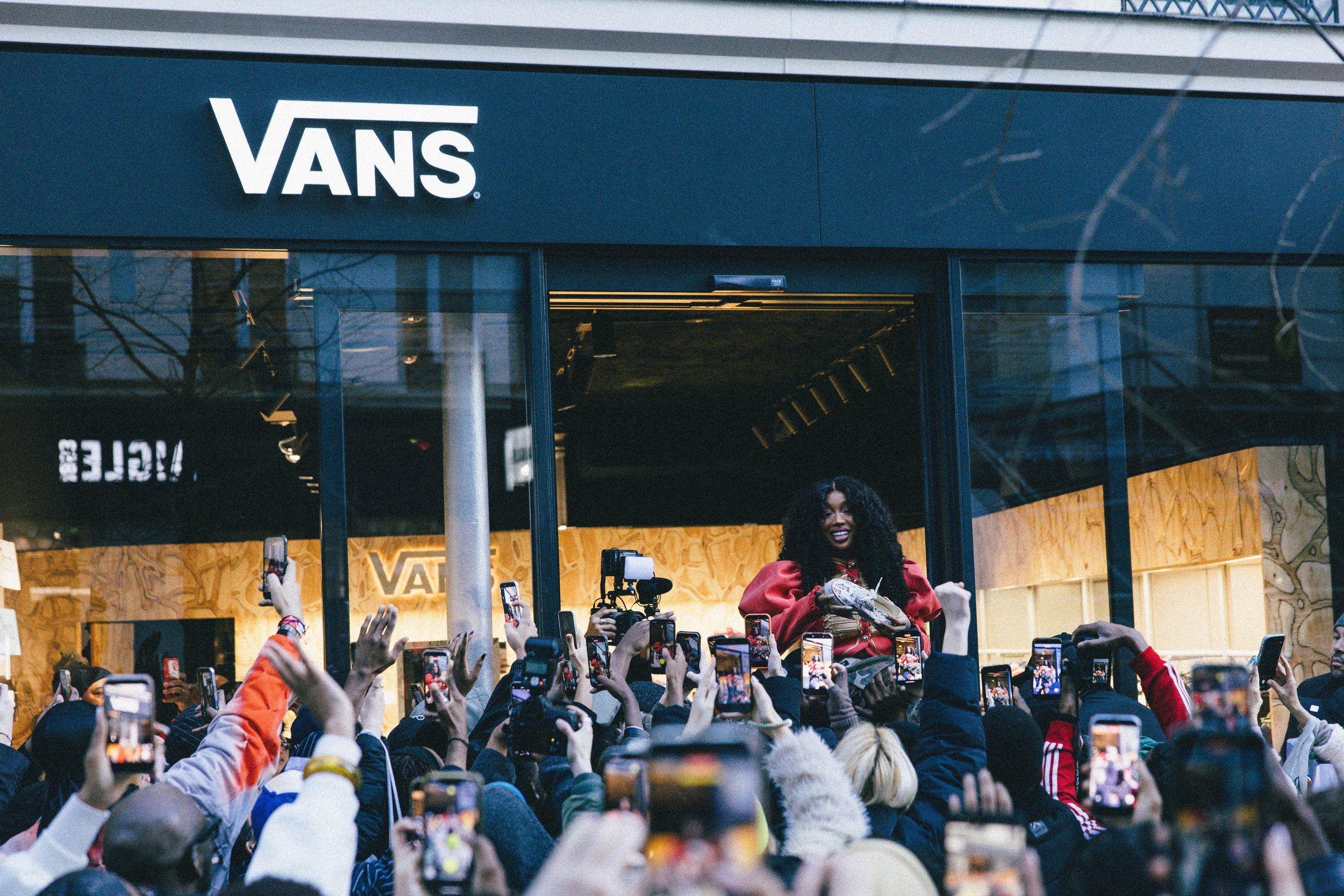 Vans celebra la apertura de su nueva tienda en Le Marais con la aparición especial de SZA