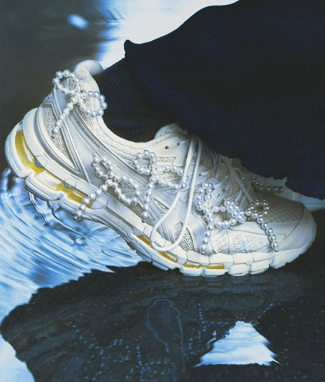 Completedworks transforma las GEL-KAYANO 20 en una pieza de joyería