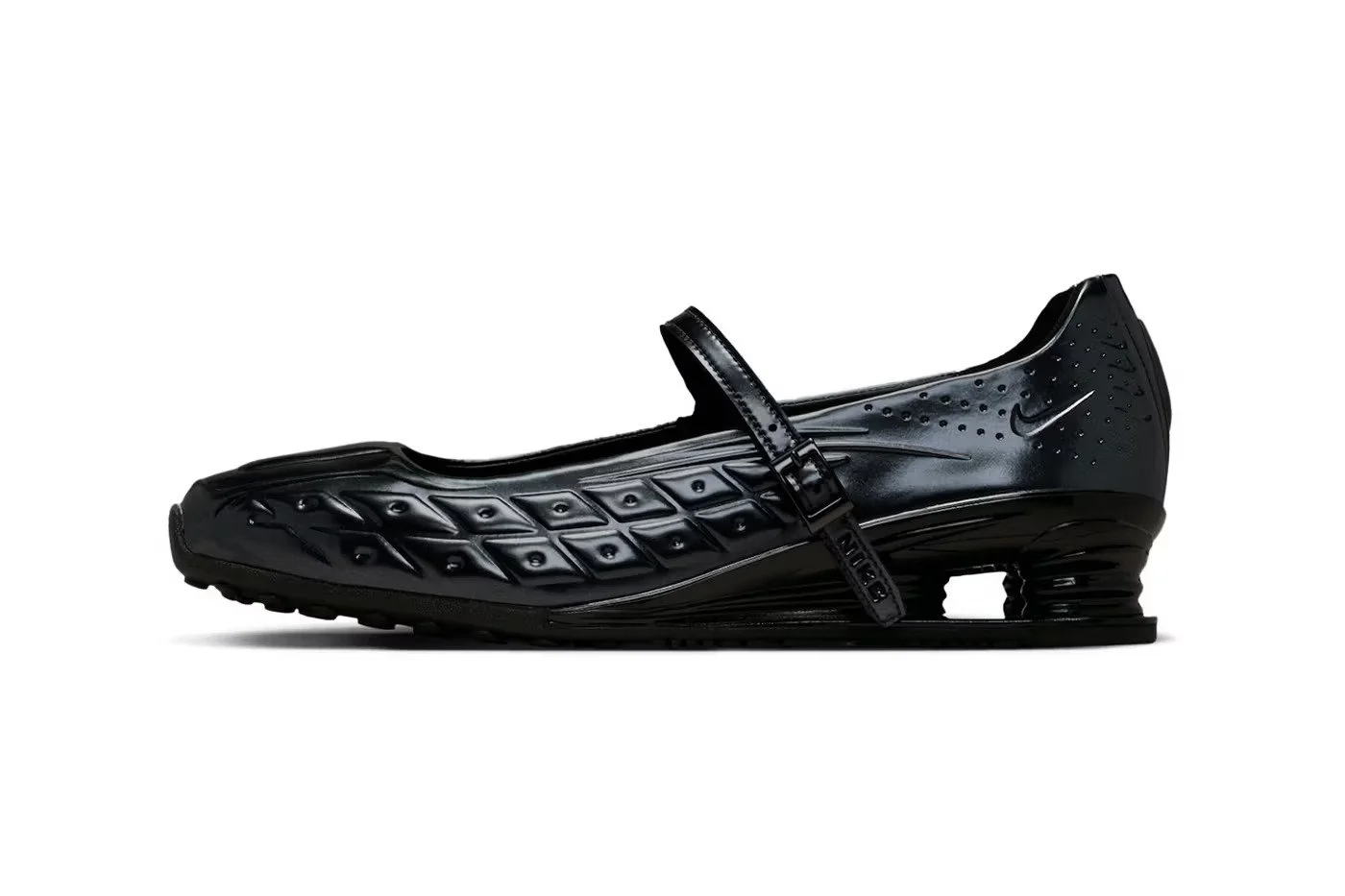 NAKED Copenhagen reinventa la Nike Shox con un diseño escultórico y sin cordones