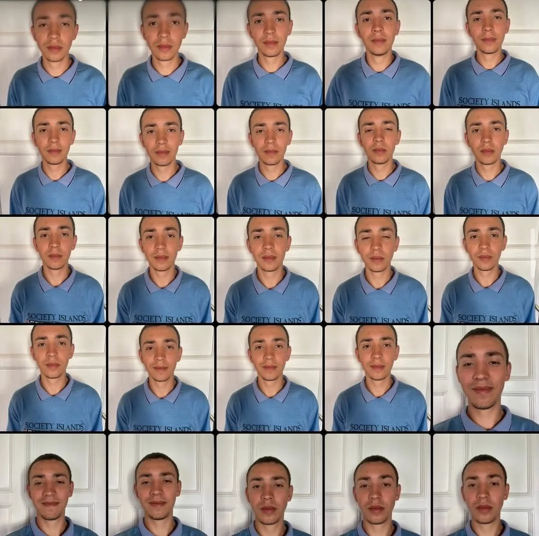 buscando mi mejor sonrisa para el cv.jpg