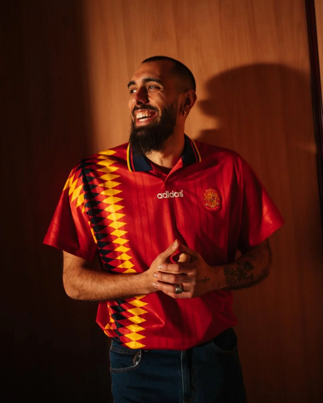 ADIDAS RESCATA LA CAMISETA MÁS POLÉMICA DE ESPAÑA, Y AHORA TODO EL MUNDO LA QUIERE