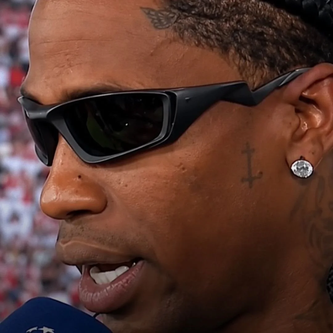 TRAVIS SCOTT APARECE EN LA FINAL DE LA CHAMPIONS CON UNAS OAKLEY QUE NADIE HA VISTO ANTES