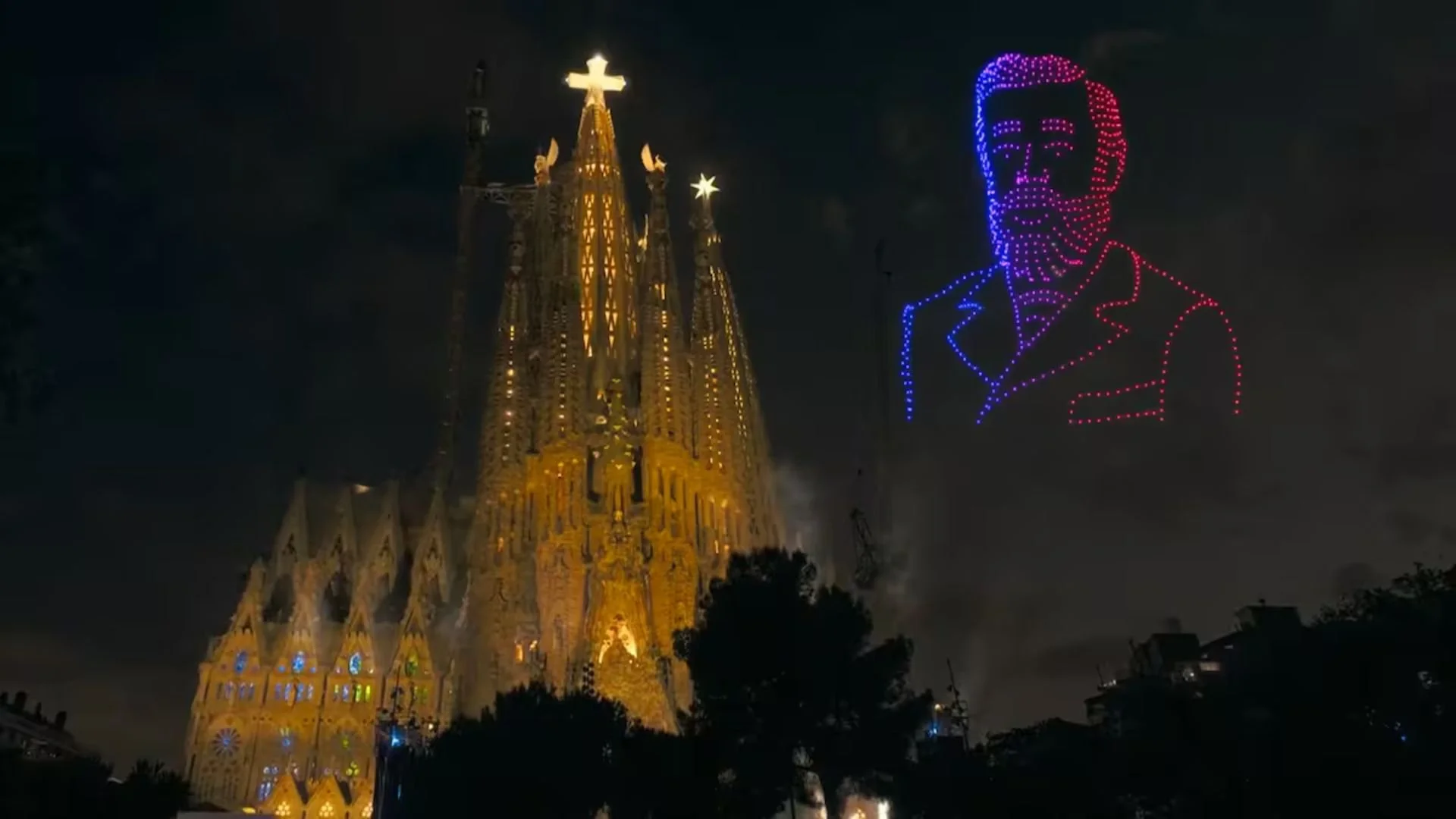BARCELONA ACOGE EL ESPECTÁCULO MÁS IMPACTANTE DEL AÑO Y LA SAGRADA FAMILIA YA ES LA IGLESIA MÁS ALTA DEL MUNDO