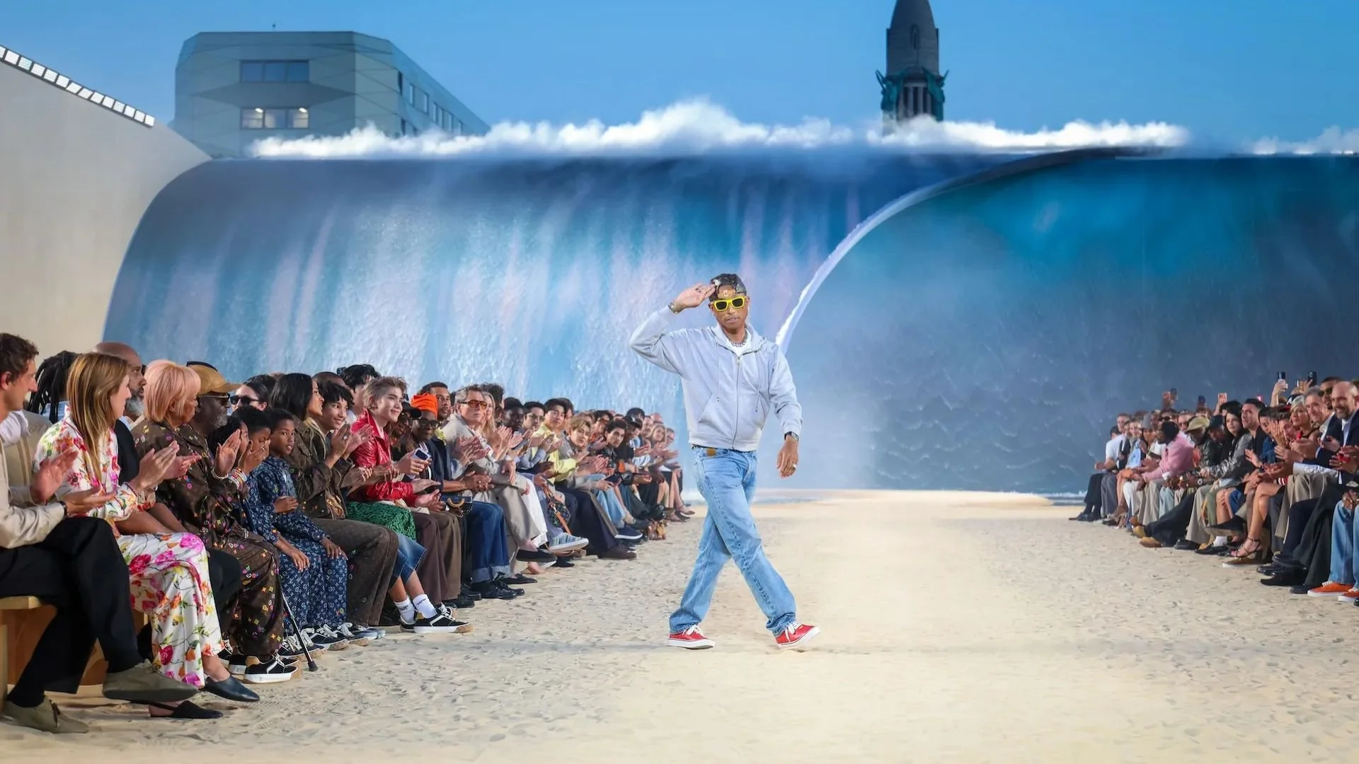 PHARRELL WILLIAMS CONVIERTE PARÍS EN UNA PLAYA CON UNA OLA DE SIETE METROS EN EL DESFILE DE LOUIS VUITTON
