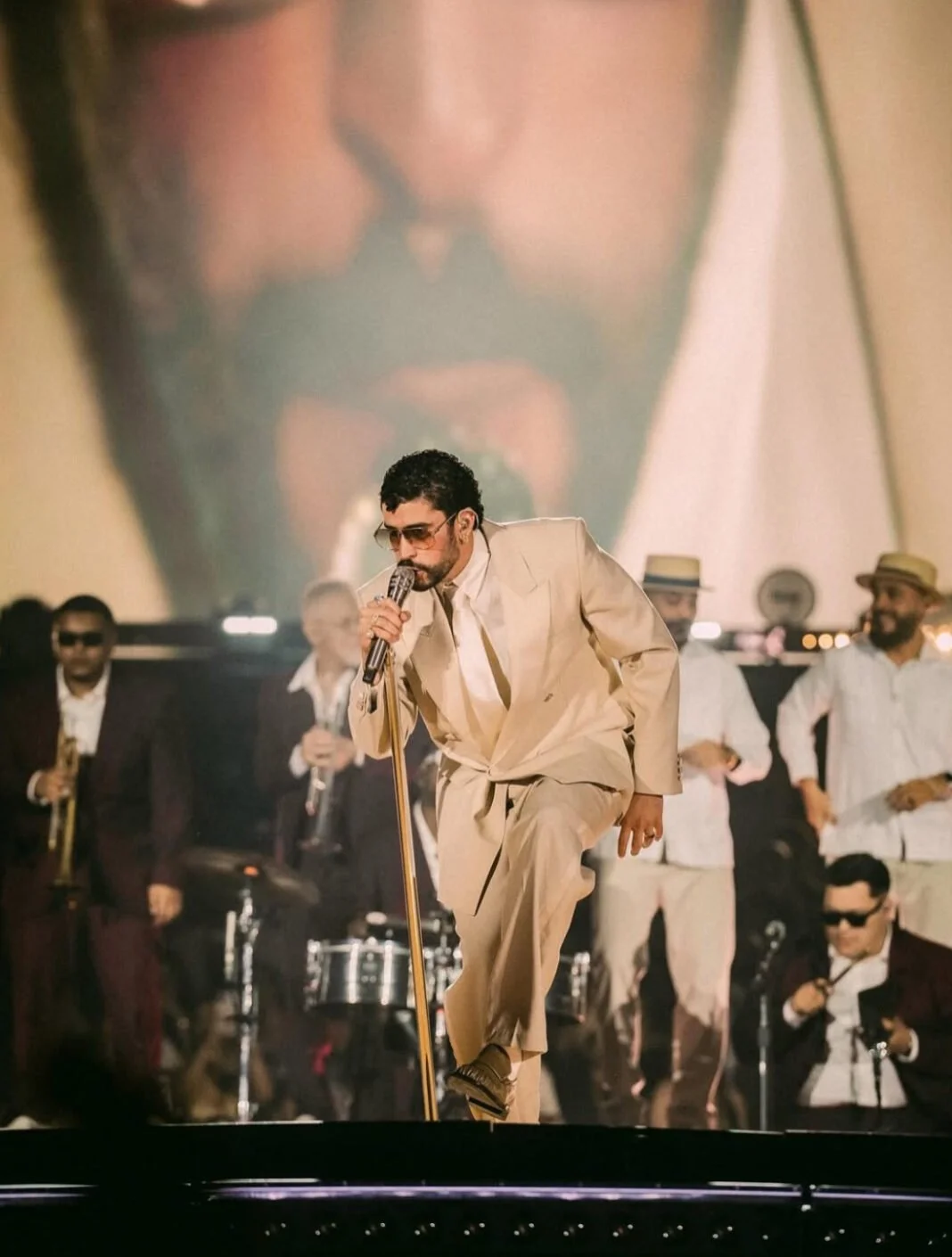 BAD BUNNY CIERRA EN BRUSELAS LA GIRA MÁS AMBICIOSA DE SU CARRERA CON JOWELL &amp; RANDY COMO ÚLTIMO INVITADO