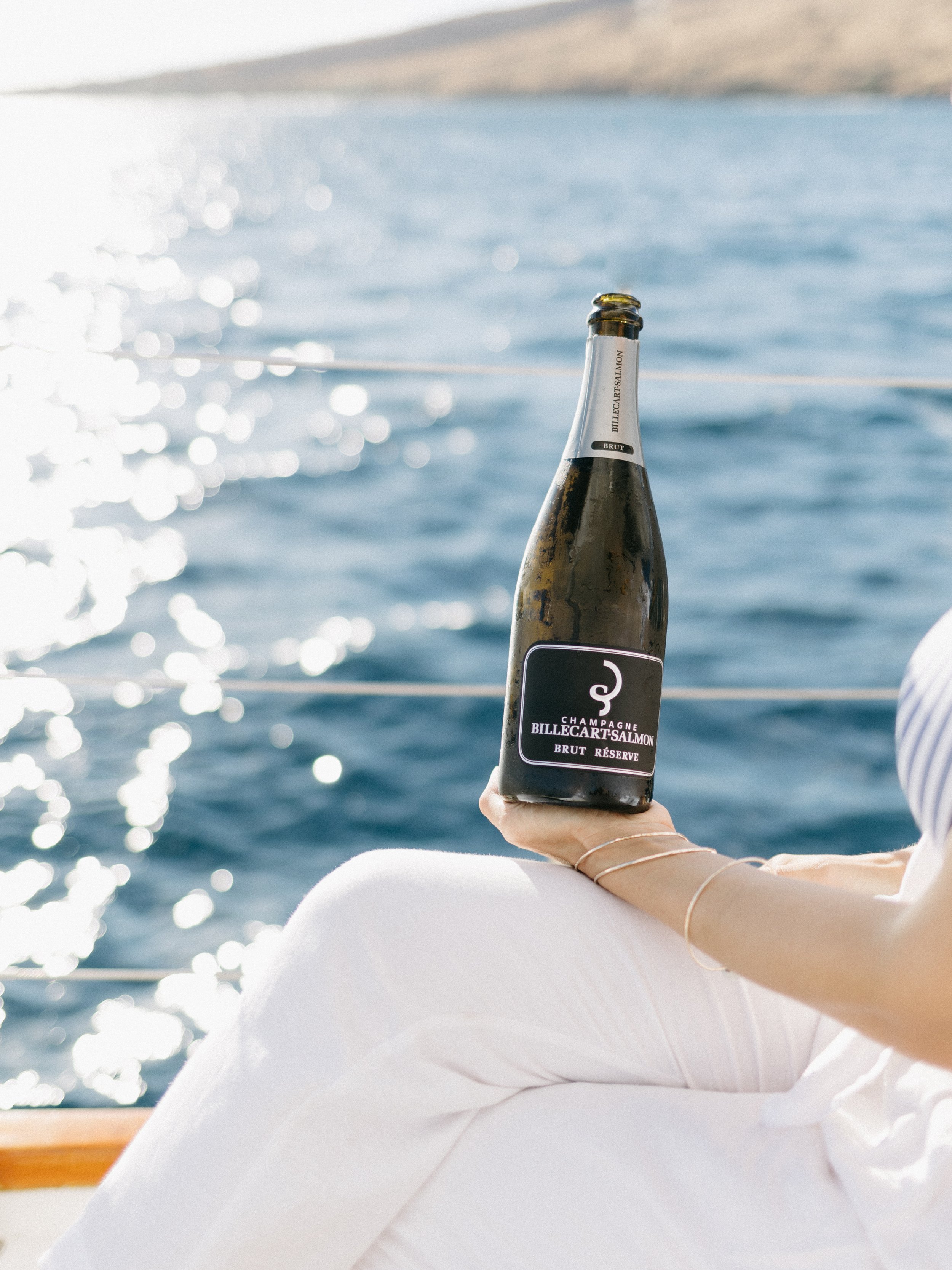 Experience Maui like never before! Our private sunset sail photoshoots offer breathtaking views and cherished moments. Book your unique sunset experience today
