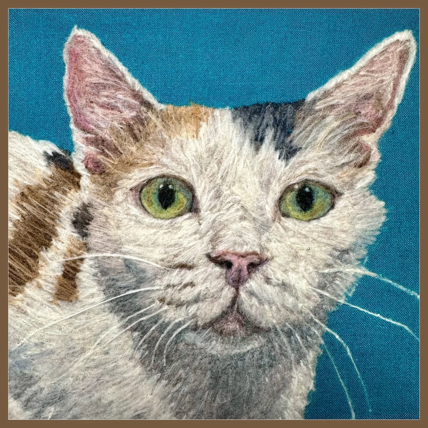 Godiva 8&rdquo; needle felted onto linen from @zelenava.store 
Another in the Mamas of @kitkatplayroom series. I&rsquo;m a bit behind. 😱
@godiv.acat 

#fiberartistsofinstagram #petportrait #needlefelting #felting #commission #animalportrait #customp