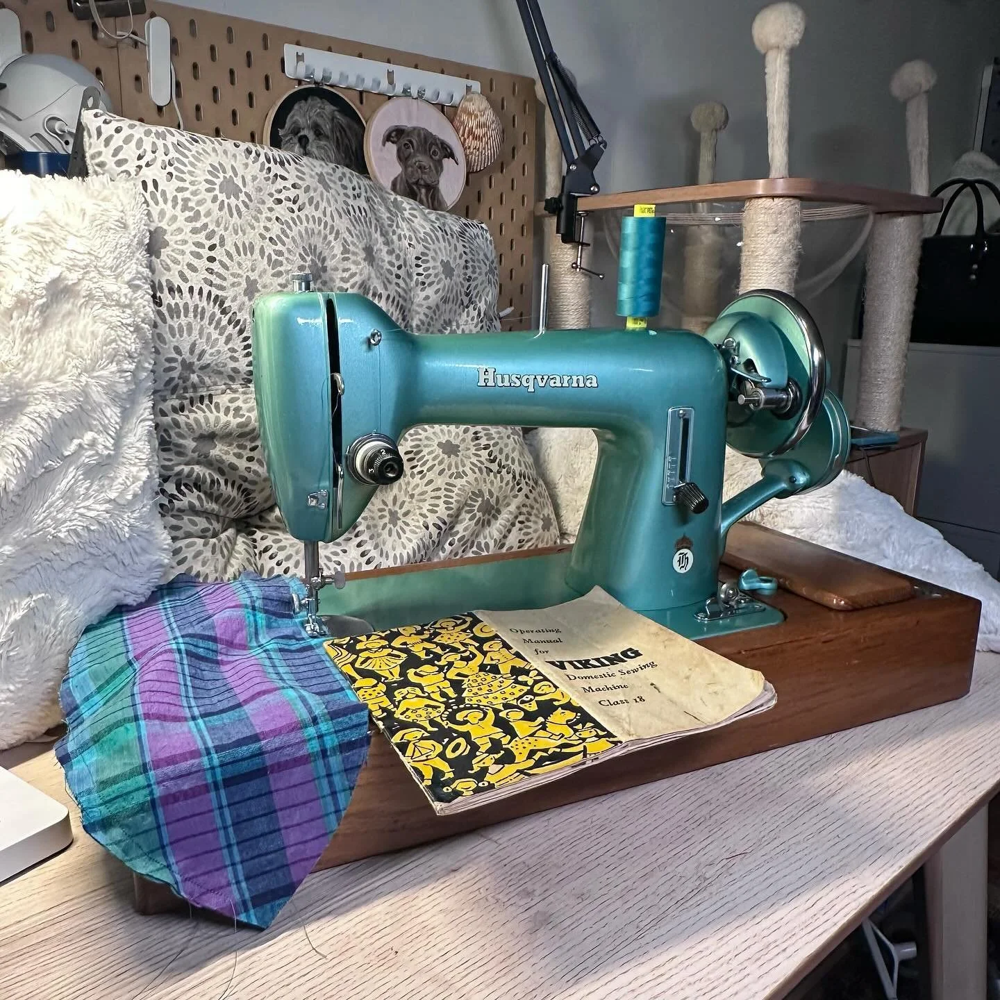 I&rsquo;ve got a problem and it&rsquo;s vintage sewing machines.😬. Introducing  Anne of Green Gables, Husqvarna Type 18 from 1956 / Astrid, Singer 500A (Rocketeer from 1960) / Gladys, Singer 99 from 1928 with knee-controlled motor / Sheila, Singer 9