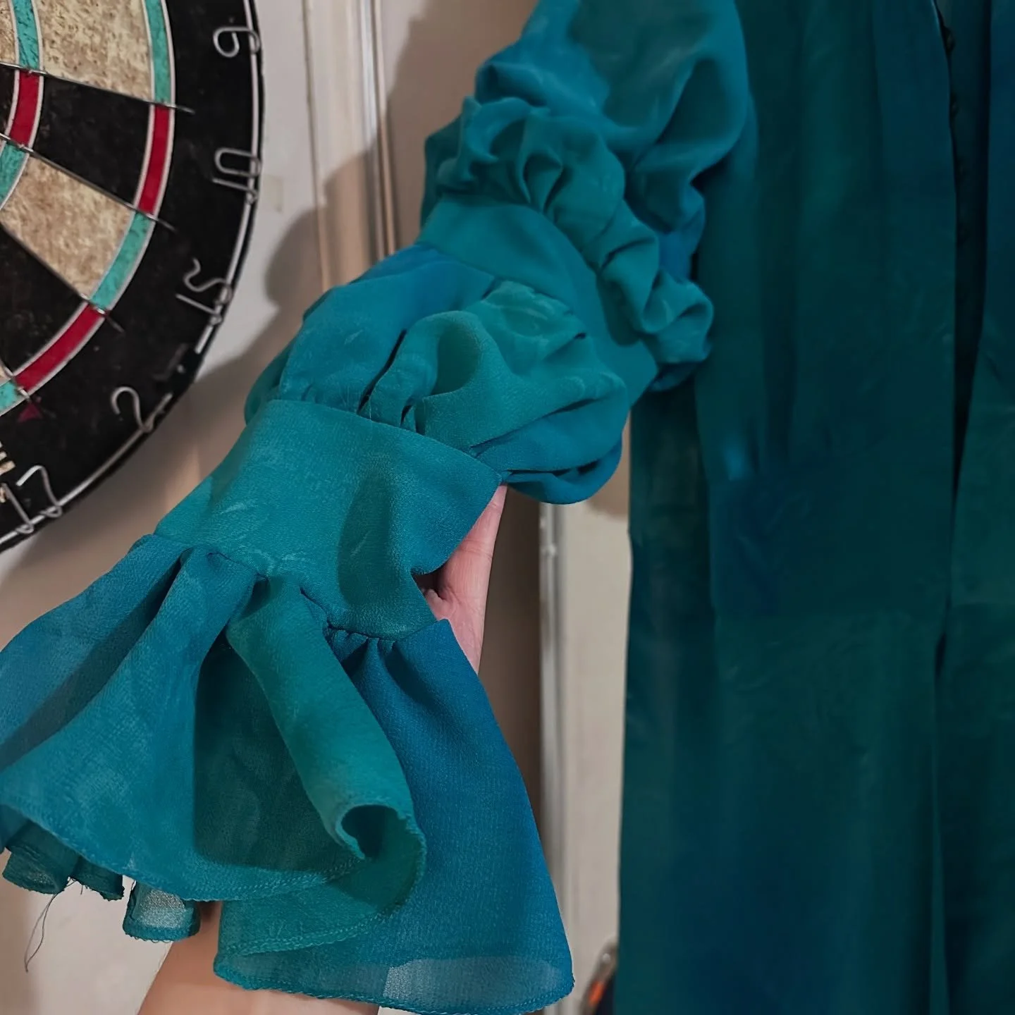 Some works in progress AND the century old Singer 15-30 from the trash sews great now that the two small replacement parts have been installed. 🥰 Also close ups of the buttons I rescued with her. Patterns in Progress: @gunnardeatherage Teal Evermore