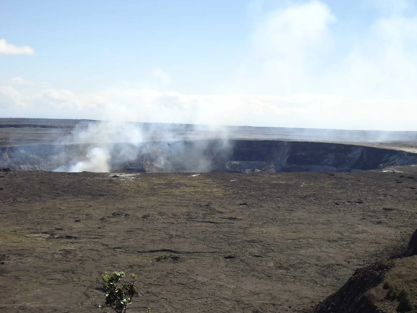 very-close-view-hawaii-volcano-smoky-caldera.jpg