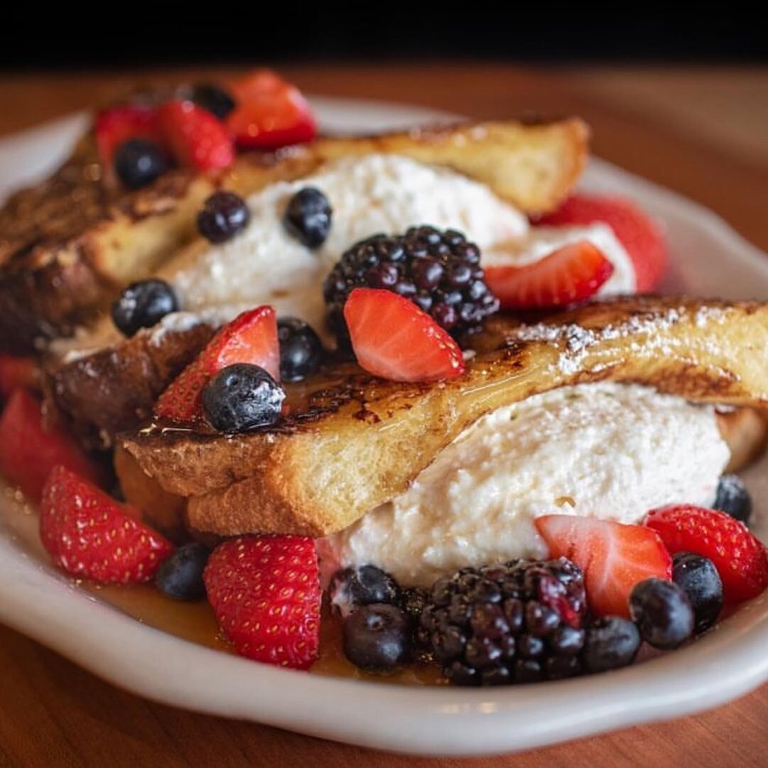 🍓🍞Weekend brunch plans secured thanks to @kennyandziggys Blintz-stuffed French toast! #PostOakPlaza