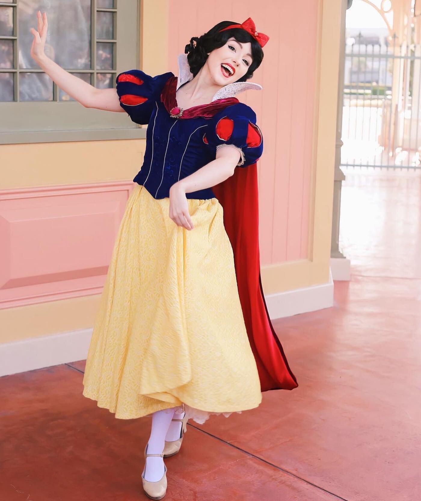 Today I got to hang with Snow White again, exactly a year to the day since I last saw her, only this time in England - and I can&rsquo;t wait to share the magic with you all 🥹❤️🍎 
📸: @__twinkle_candy__ 
.
.
.
#snowwhite #blancheneige #tokyodisneyl
