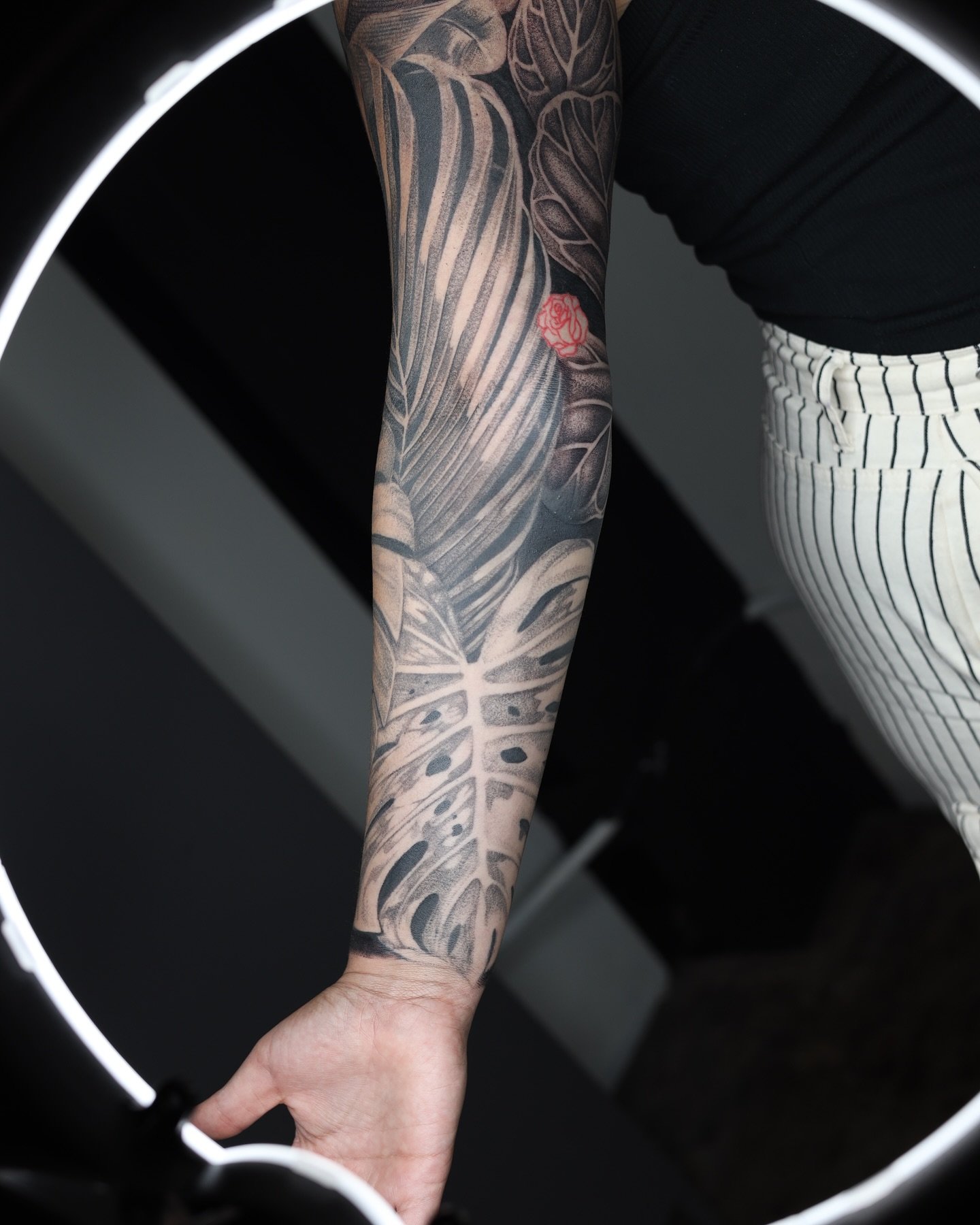 Here is some healed and new tattoo work!! 
@batandcavetattoo 

#stipple #stippletattoo #dallastattoo #oakcliff #oakclifftattoo #dallas #texas #texastattoos #texasinked #geometrychaos #mandala #mandalatattoo #blackworkers #patterntattoo #blacklines #t