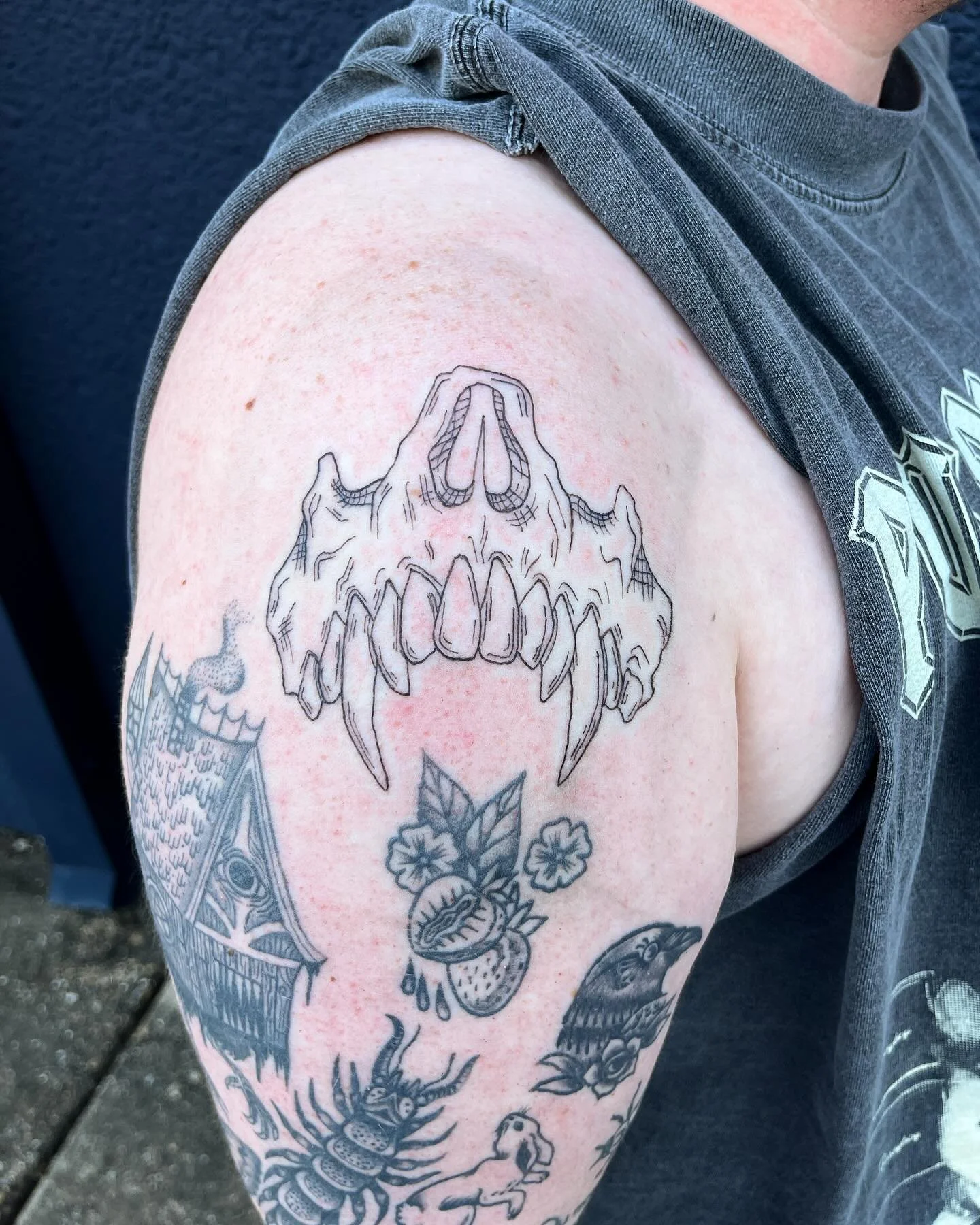 Vampire skull for @baron_roses right above the strawussy 😏
#dallastattooartist #dfwtattooartist #texastattooartist #etchingtattoo #engravingtattoo #woodcuttattoo #finelinetattoos #blackworktattoo #vampiretattoo