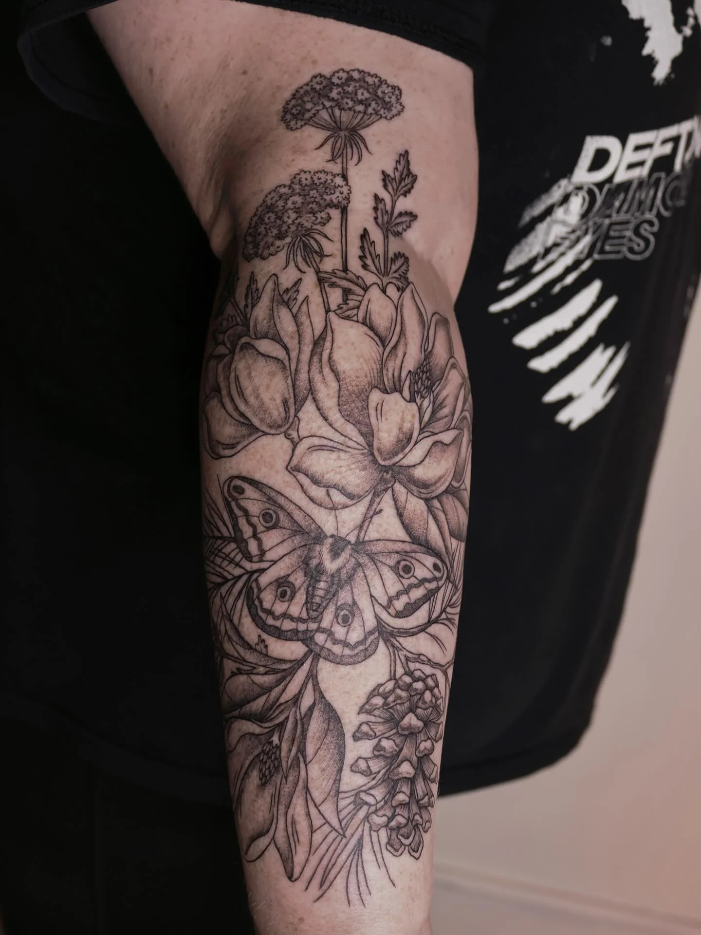 Super fun piece to do! Nature half sleeve ✔️🦋🌸🌿
•
•
•
#dallastattooartist #femaletattooartist #illustrativetattoo #stuckwithsarah_
#batandcavetattoo #dallastattoos #dallastattooshop #texastattooartist #dfwtattoos  #blackandgreytatto