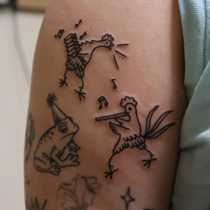 Vintage embroidery roosters🐔 what song are they singing together? 
#dfwtattoos #dfwtattooartist #dallastattooartist #dallastattooartist #dallastattoo #femaletattooer #tattooer #tattooapprenticeship #tattooapprenticelife #tattooapprentice #americant