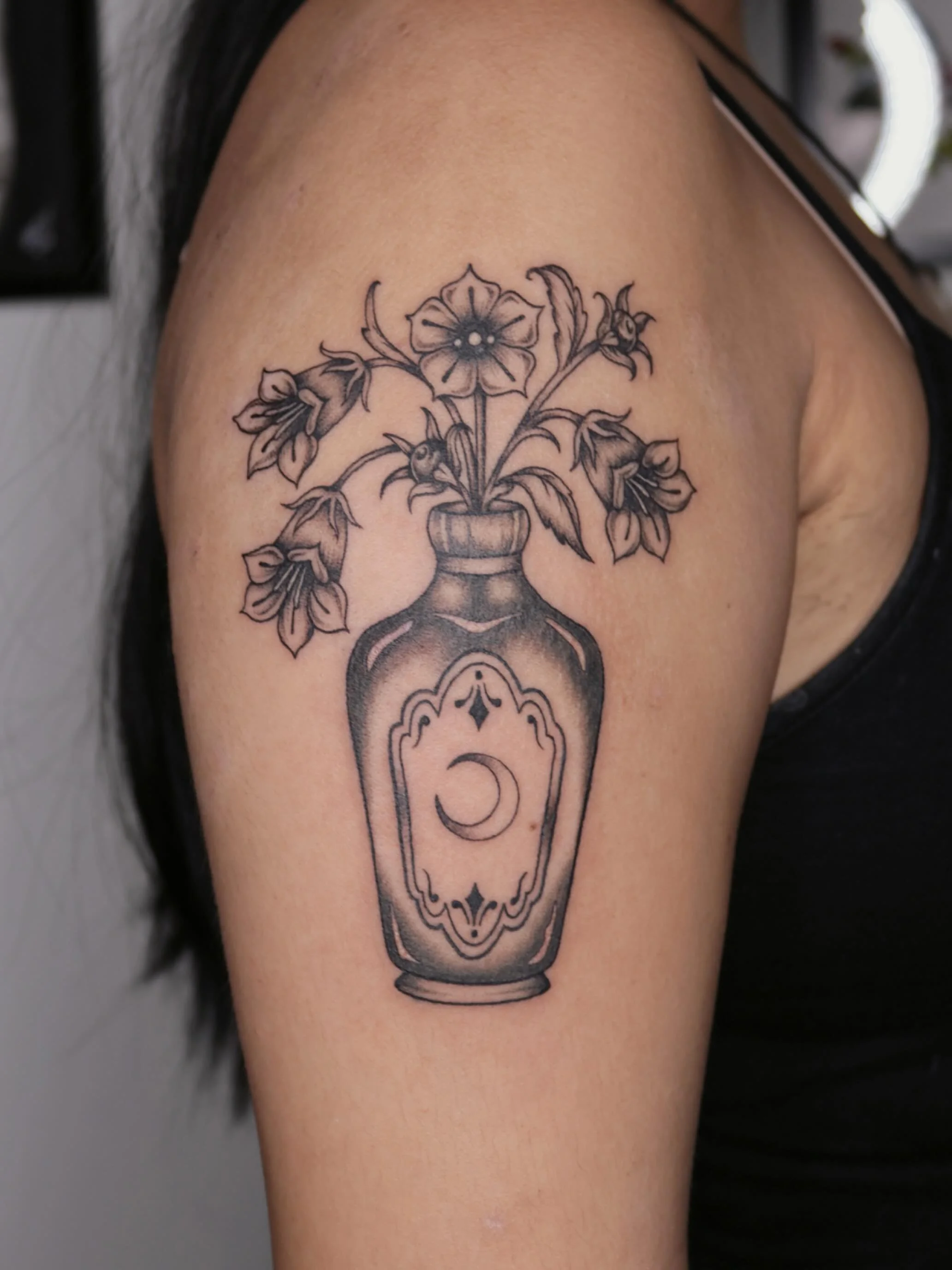 Belladonna flash 🌙🖤
•
•
•
#dallastattooartist #femaletattooartist #illustrativetattoo #stuckwithsarah_
#batandcavetattoo #dallastattoos #dallastattooshop #texastattooartist #dfwtattoos  #blackandgreytattoo #realismtattoo  #finelineta