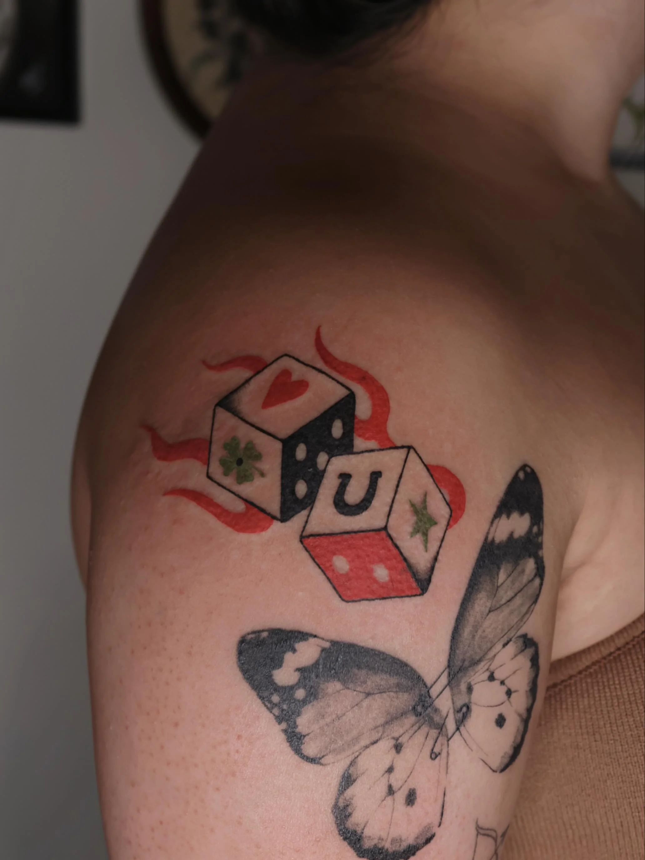 Lucky dice flash 🎲🍀♥️⭐️
•
•
•
#dallastattooartist #femaletattooartist #illustrativetattoo #stuckwithsarah_
#batandcavetattoo #dallastattoos #dallastattooshop #texastattooartist #dfwtattoos  #blackandgreytattoo #realismtattoo