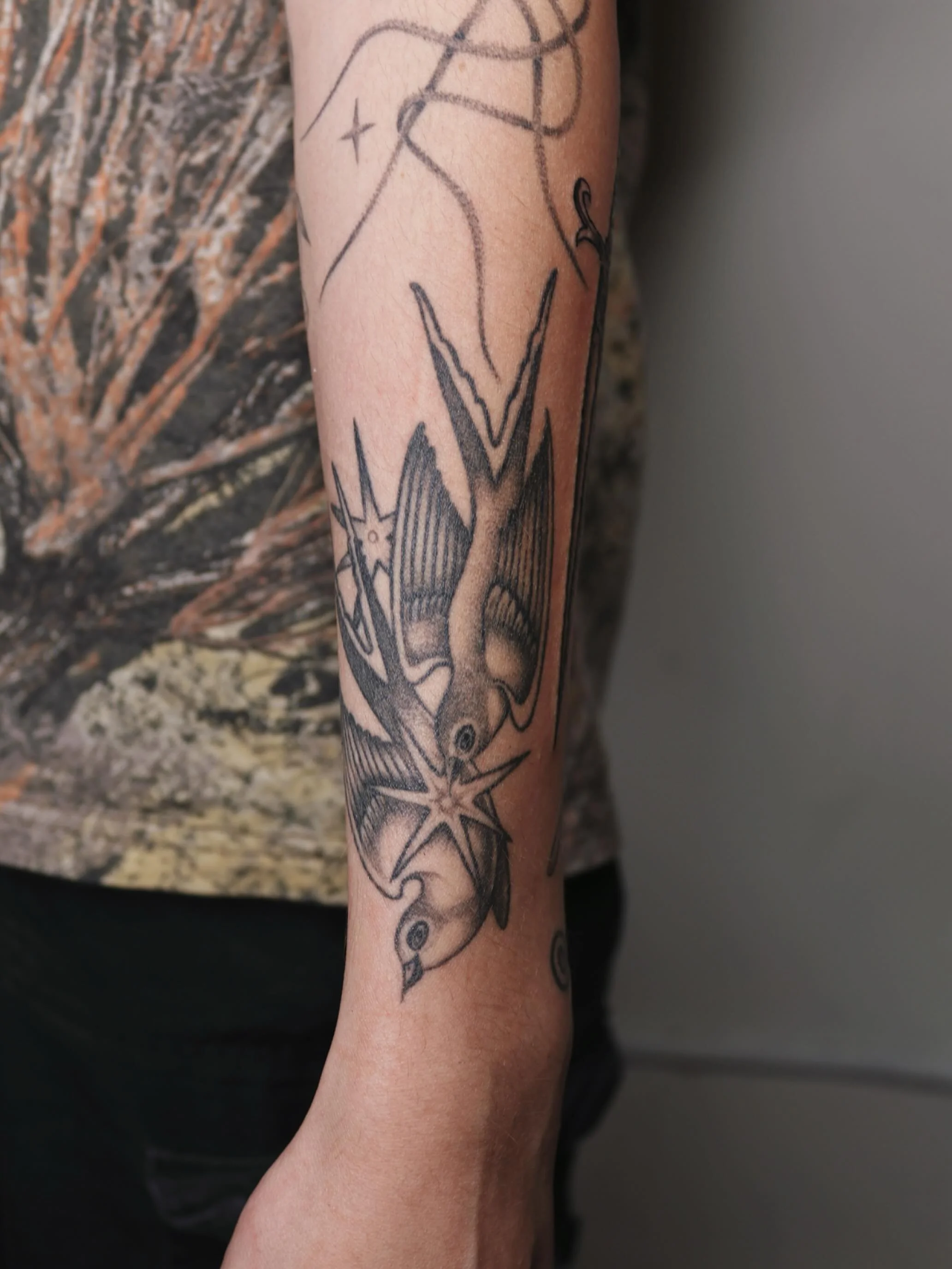 Healed birdiessss🪶
•
•
•
#dallastattooartist #femaletattooartist #illustrativetattoo #stuckwithsarah_
#batandcavetattoo #dallastattoos #dallastattooshop #texastattooartist #dfwtattoos  #blackandgreytattoo #realismtattoo  #finelinetatt