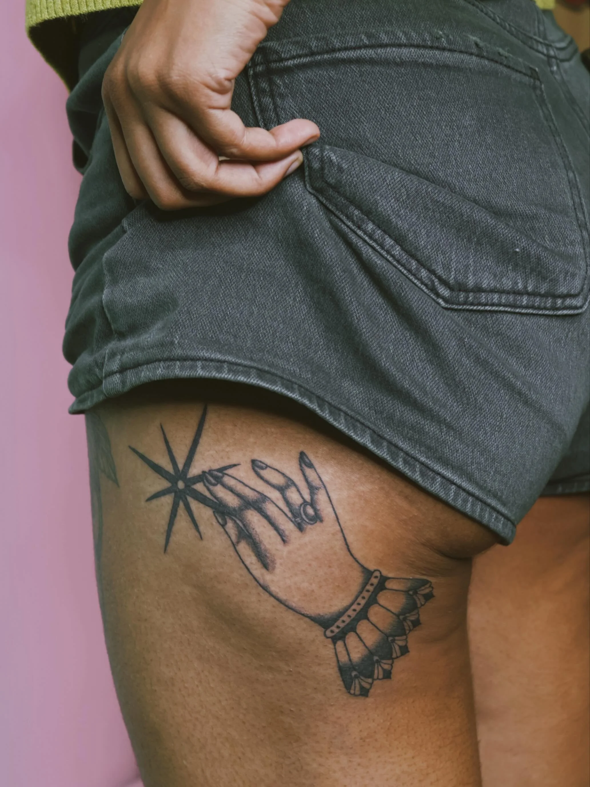 Cheeky flash piece, pun 100% intended.
•
•
•
#dallastattooartist #femaletattooartist #illustrativetattoo #stuckwithsarah_
#batandcavetattoo #dallastattoos #dallastattooshop #texastattooartist #dfwtattoos  #blackandgreytattoo #realismta