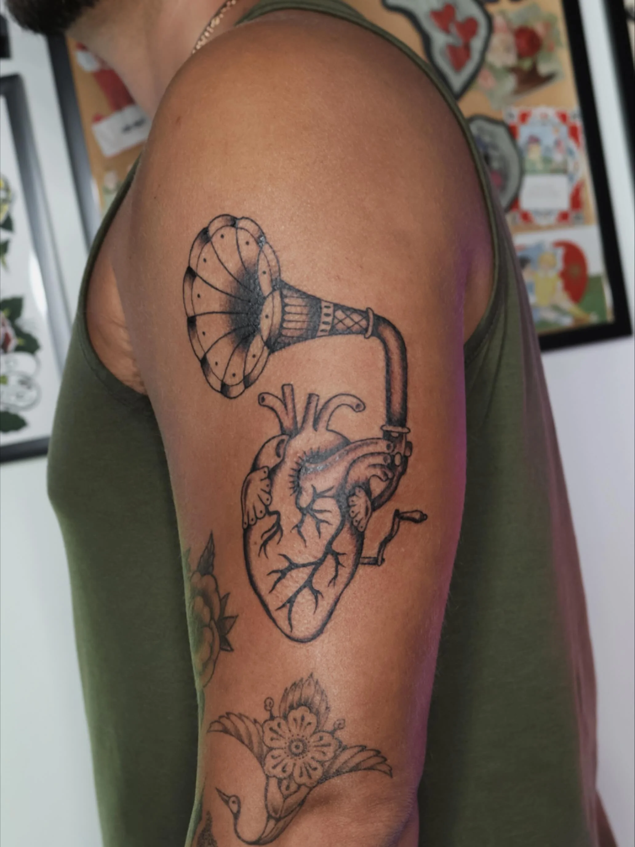 Gramophone heart flash 🫀
 •
•
•
#dallastattooartist #femaletattooartist #illustrativetattoo #stuckwithsarah_
#batandcavetattoo #dallastattoos #dallastattooshop #texastattooartist #dfwtattoos  #blackandgreytattoo #realismtattoo  #finel