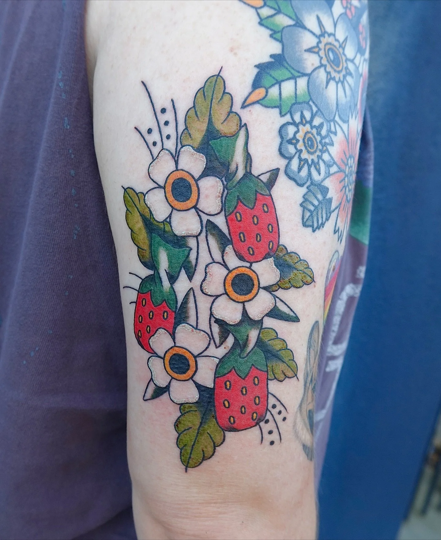 Strawberry candies🌹 along with a healed floral piece right next to it! Thanks as always @emery_z ❤️
#dfwtattoos #dfwtattooartist #dallastattooartist #dallastattooartist #dallastattoo #femaletattooer #tattooer #tattooapprenticeship #tattooapprentice