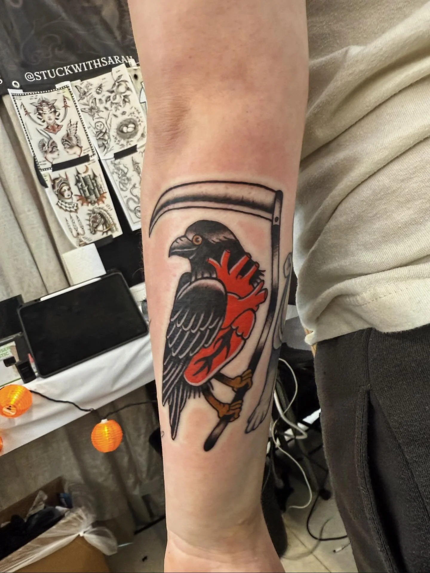 Raven heart flash🫀
•
•
•
#dallastattooartist #femaletattooartist #illustrativetattoo #stuckwithsarah_
#batandcavetattoo #dallastattoos #dallastattooshop #texastattooartist #dfwtattoos  #blackandgreytattoo #realismtattoo  #finelinetatt