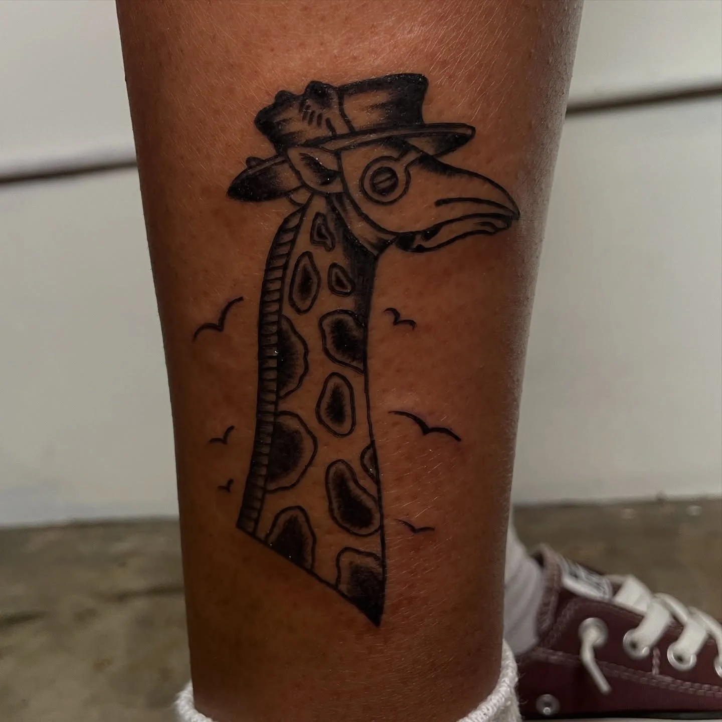 Plague doctor giraffe for @kairichevy 🦒🖤
#dfwtattoos #dfwtattooartist #dallastattooartist #dallastattooartist #dallastattoo #femaletattooer #tattooer #tattooapprenticeship #tattooapprenticelife #tattooapprentice #americantraditional #flash #tattoo