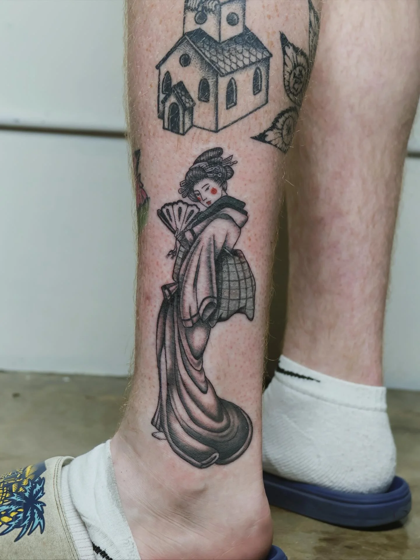 Geisha flash from this weekend🪭
•
•
•
#dallastattooartist #femaletattooartist #illustrativetattoo #stuckwithsarah_
#batandcavetattoo #dallastattoos #dallastattooshop #texastattooartist #dfwtattoos  #blackandgreytattoo #realismtattoo