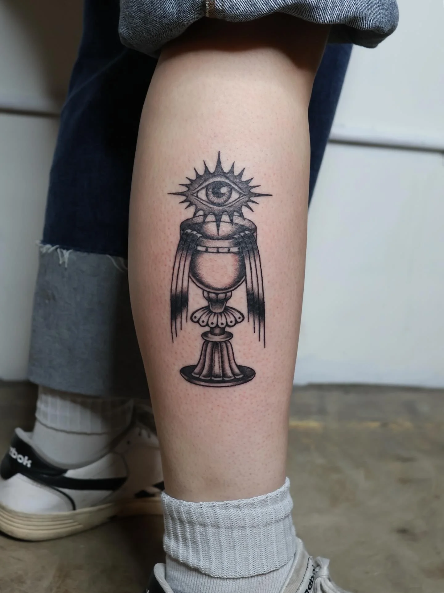 Goblet flash🤘🏻
&bull;
&bull;
&bull;
#dallastattooartist #femaletattooartist #illustrativetattoo #stuckwithsarah_
#batandcavetattoo #dallastattoos #dallastattooshop #texastattooartist #dfwtattoos  #blackandgreytattoo #realismtattoo  #finelinetattoo 