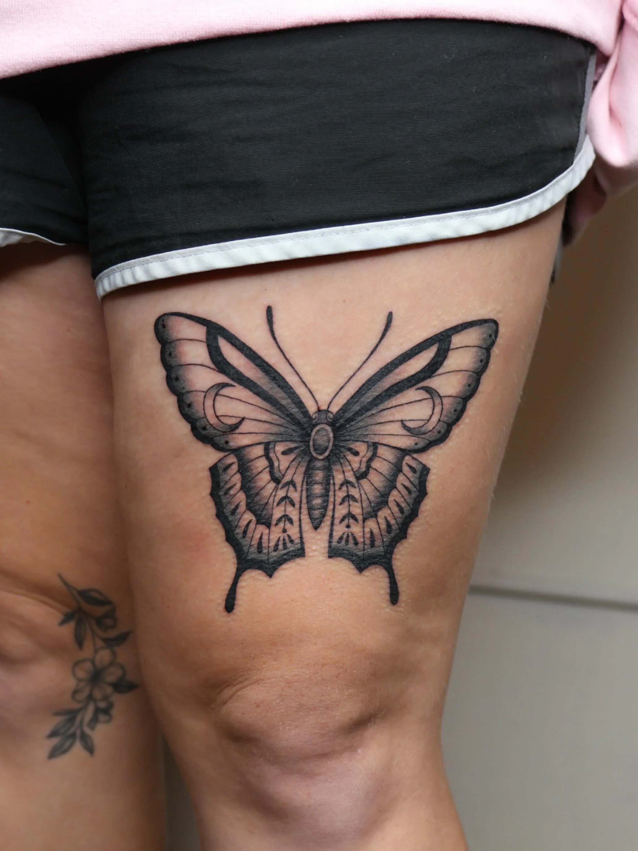 Butterfly custom design 🦋
&bull;
&bull;
&bull;
#dallastattooartist #femaletattooartist #illustrativetattoo #stuckwithsarah_
#batandcavetattoo #dallastattoos #dallastattooshop #texastattooartist #dfwtattoos  #blackandgreytattoo #realismtattoo  #finel