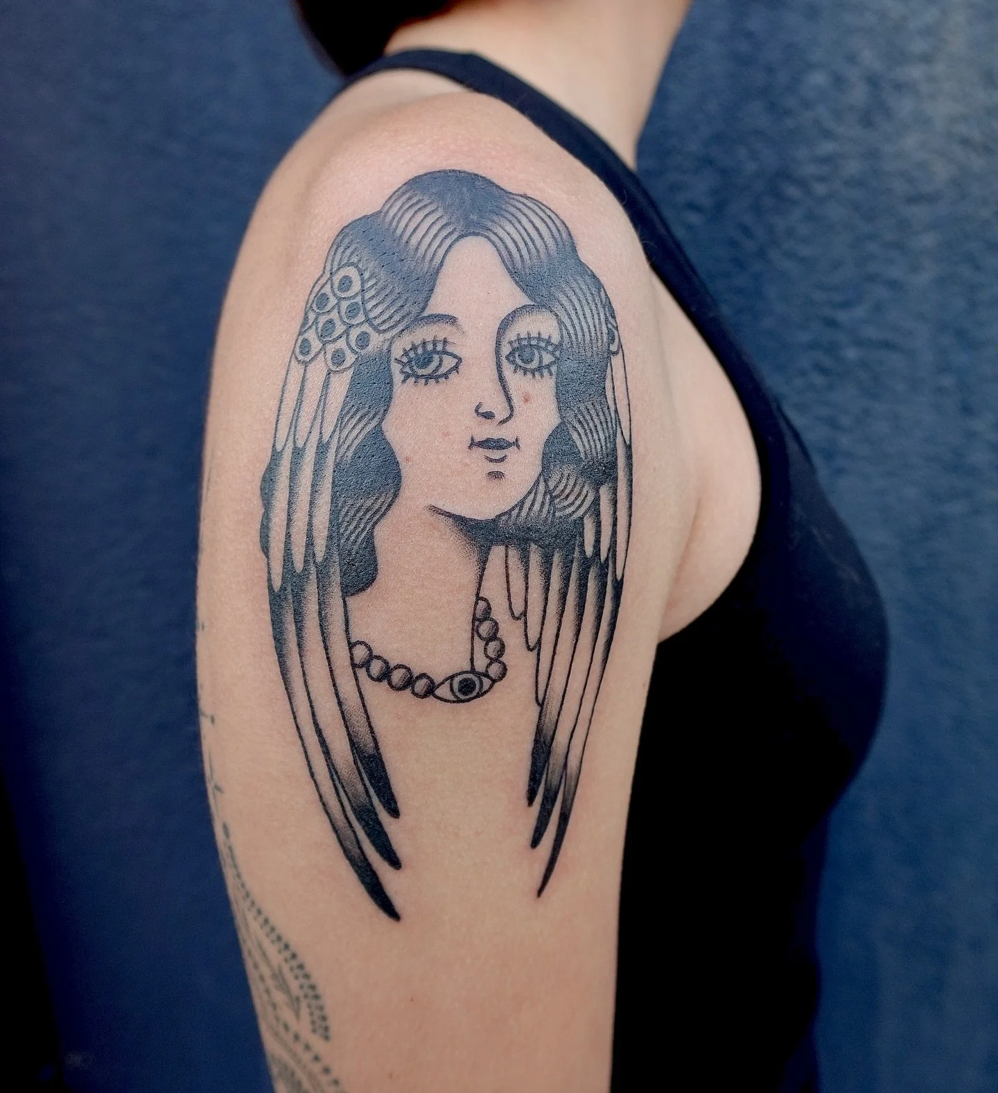 An angel with a mysterious little smile. Thank you @itsandiebby !🌞❤️ 

#dfwtattoos #dfwtattooartist #dallastattooartist #dallastattooartist #dallastattoo #femaletattooer #tattooer #tattooapprenticeship #tattooapprenticelife #tattooapprentice #americ