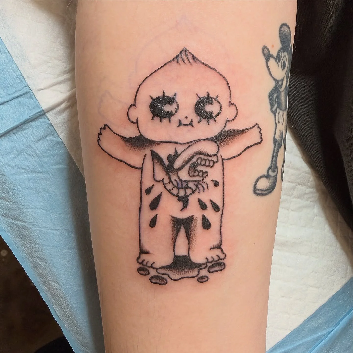 Him and his chestburster are besties❤️ fun fact I did 2 alien kewpies back to back&hellip; next one comes tomorrow! 

#dfwtattoos #dfwtattooartist #dallastattooartist #dallastattooartist #dallastattoo #femaletattooer #tattooer #tattooapprenticeship #