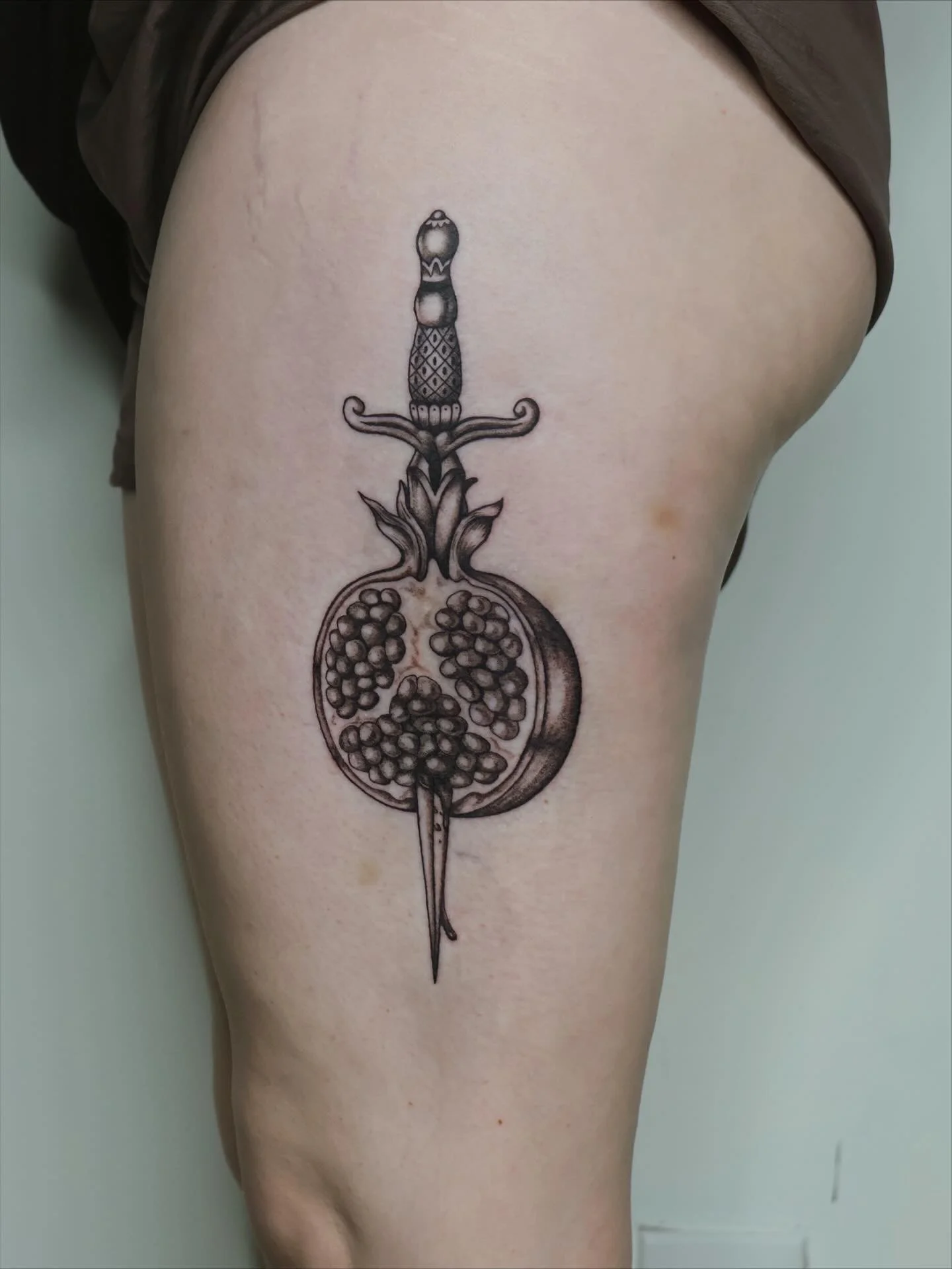 Pom🗡️
&bull;
&bull;
&bull;
#dallastattooartist #femaletattooartist #illustrativetattoo #stuckwithsarah_
#batandcavetattoo #dallastattoos #dallastattooshop #texastattooartist #dfwtattoos  #blackandgreytattoo #realismtattoo  #finelinetattoo #tradition