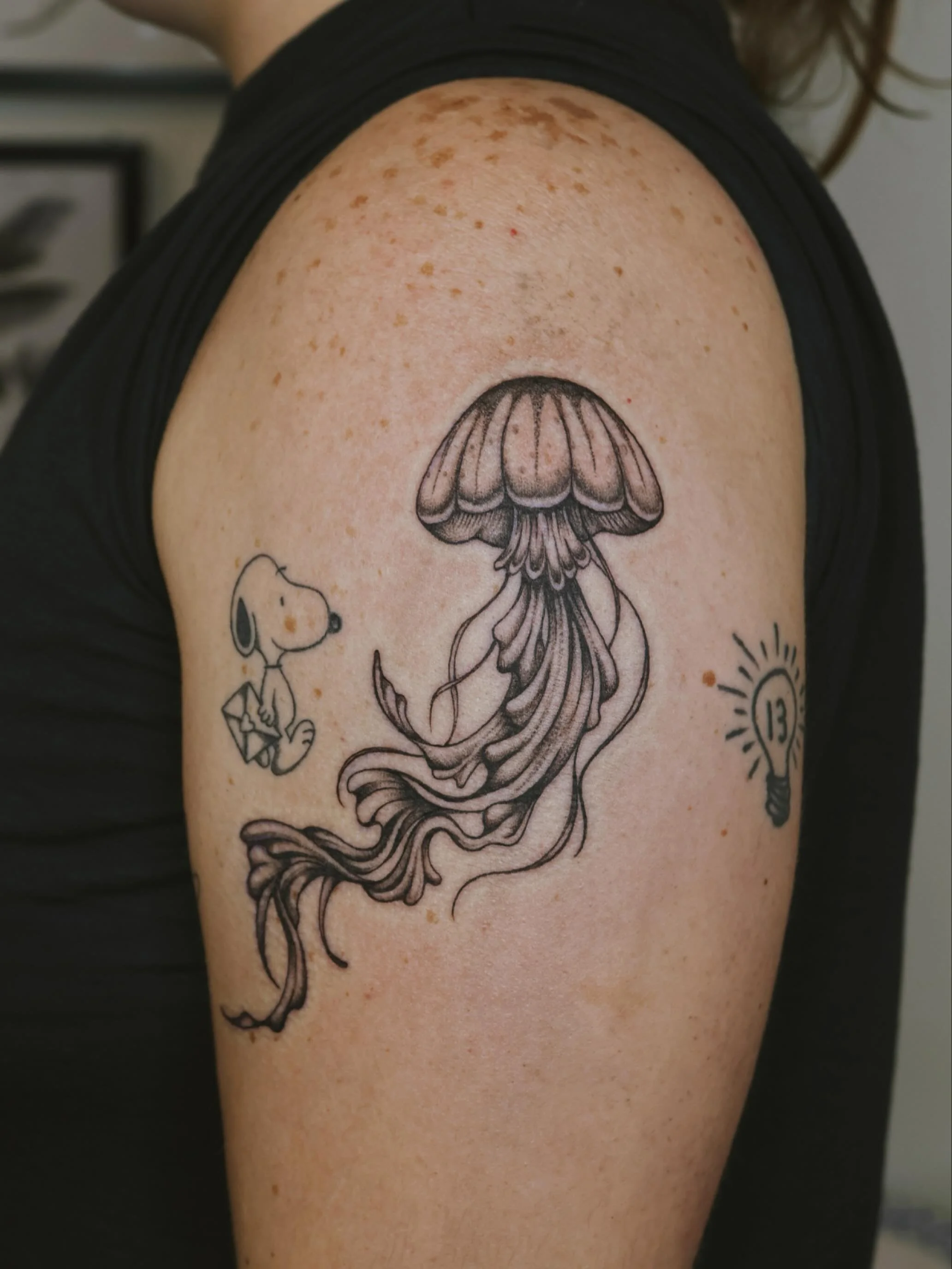 Fresh Jellyfish next to my healed snoopy tattoo from a few months back 🪼&bull;
&bull;
&bull;
#dallastattooartist #femaletattooartist #illustrativetattoo #stuckwithsarah_
#batandcavetattoo #dallastattoos #dallastattooshop #texastattooartist #dfwtatto
