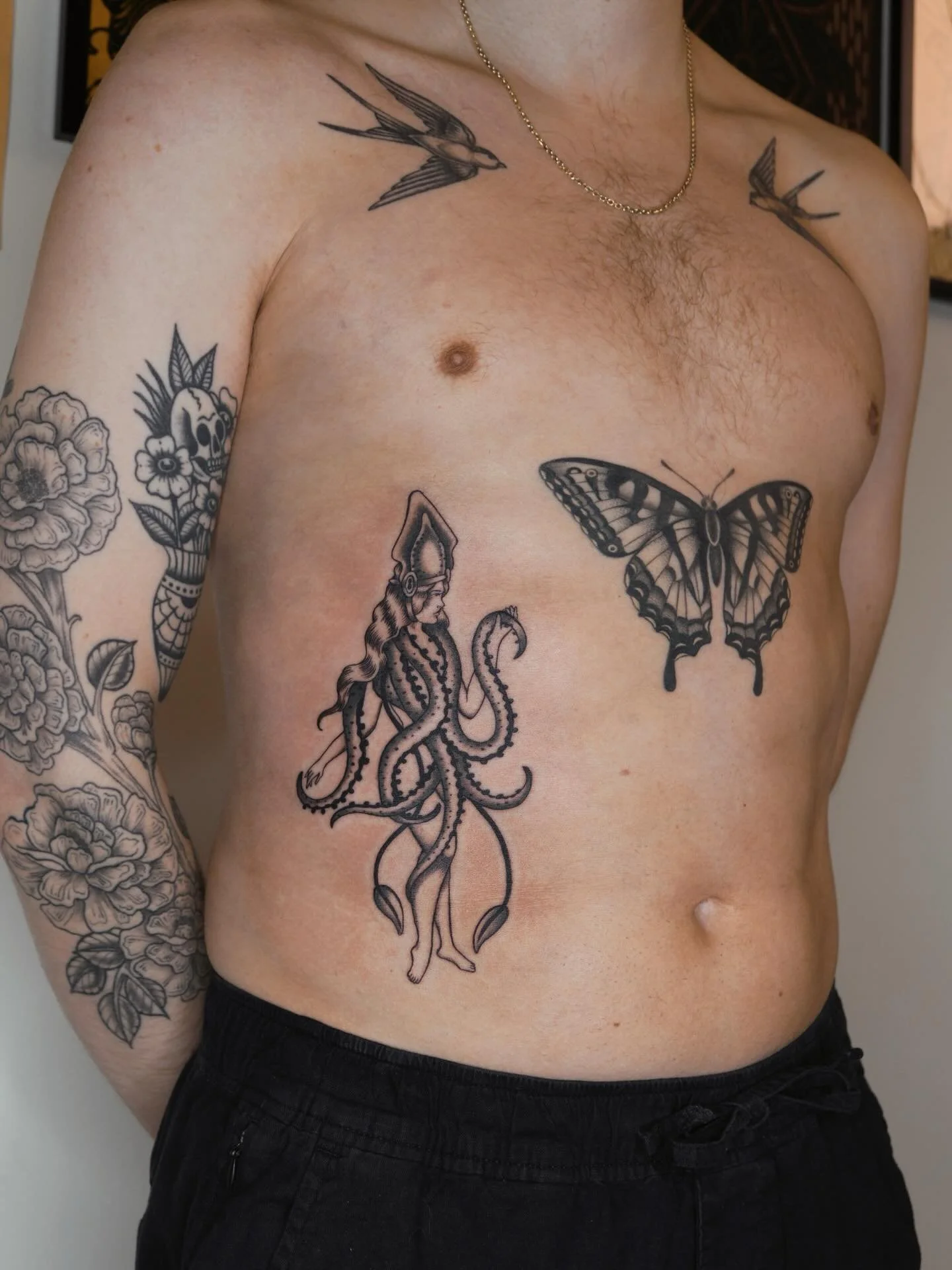 New addition for Evan. Squid ladyyyyyy🦑 this one was such a fun concept!!!! 

&bull;
&bull;
&bull;
#dallastattooartist #femaletattooartist #illustrativetattoo #stuckwithsarah_
#batandcavetattoo #dallastattoos #dallastattooshop #texastattooartist #df