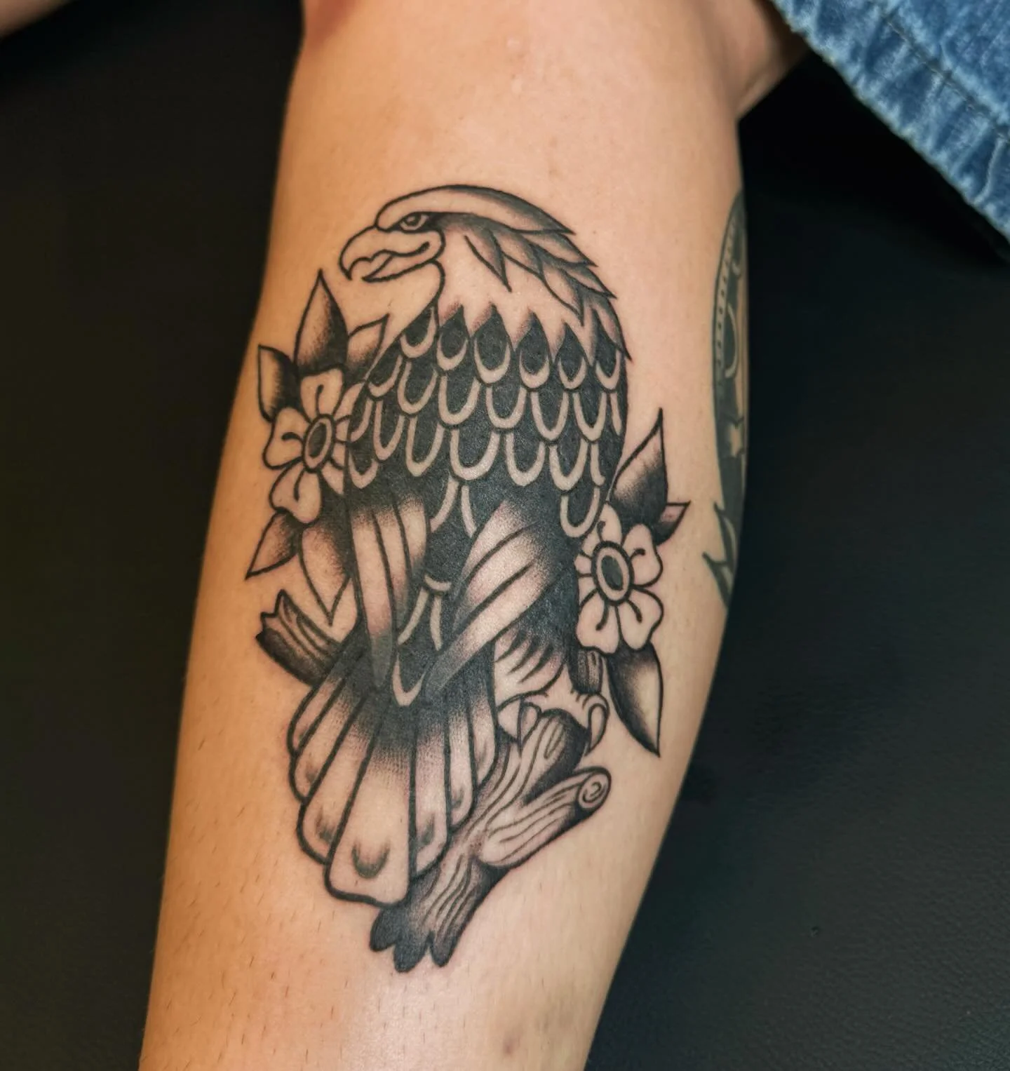 Trad Eagle🦅 
&bull;
&bull;
&bull;
#dallastattooartist #femaletattooartist #illustrativetattoo #stuckwithsarah_
#batandcavetattoo #dallastattoos #dallastattooshop #texastattooartist #dfwtattoos  #blackandgreytattoo #realismtattoo  #finelinetattoo #tr