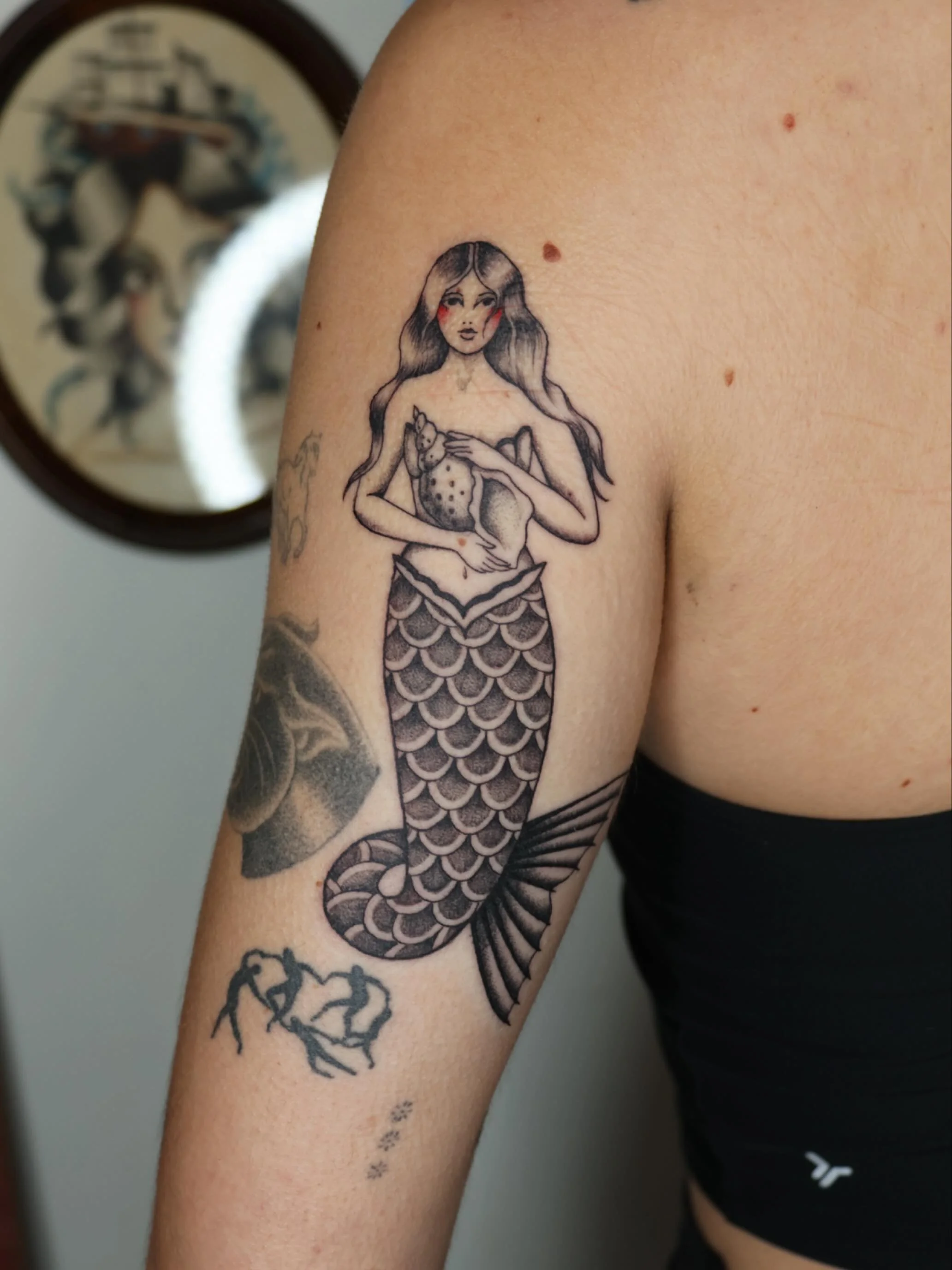 Mermaid custom 🧜&zwj;♀️
&bull;
&bull;
&bull;
#dallastattooartist #femaletattooartist #illustrativetattoo #stuckwithsarah_
#batandcavetattoo #dallastattoos #dallastattooshop #texastattooartist #dfwtattoos  #blackandgreytattoo #realismtattoo  #finelin