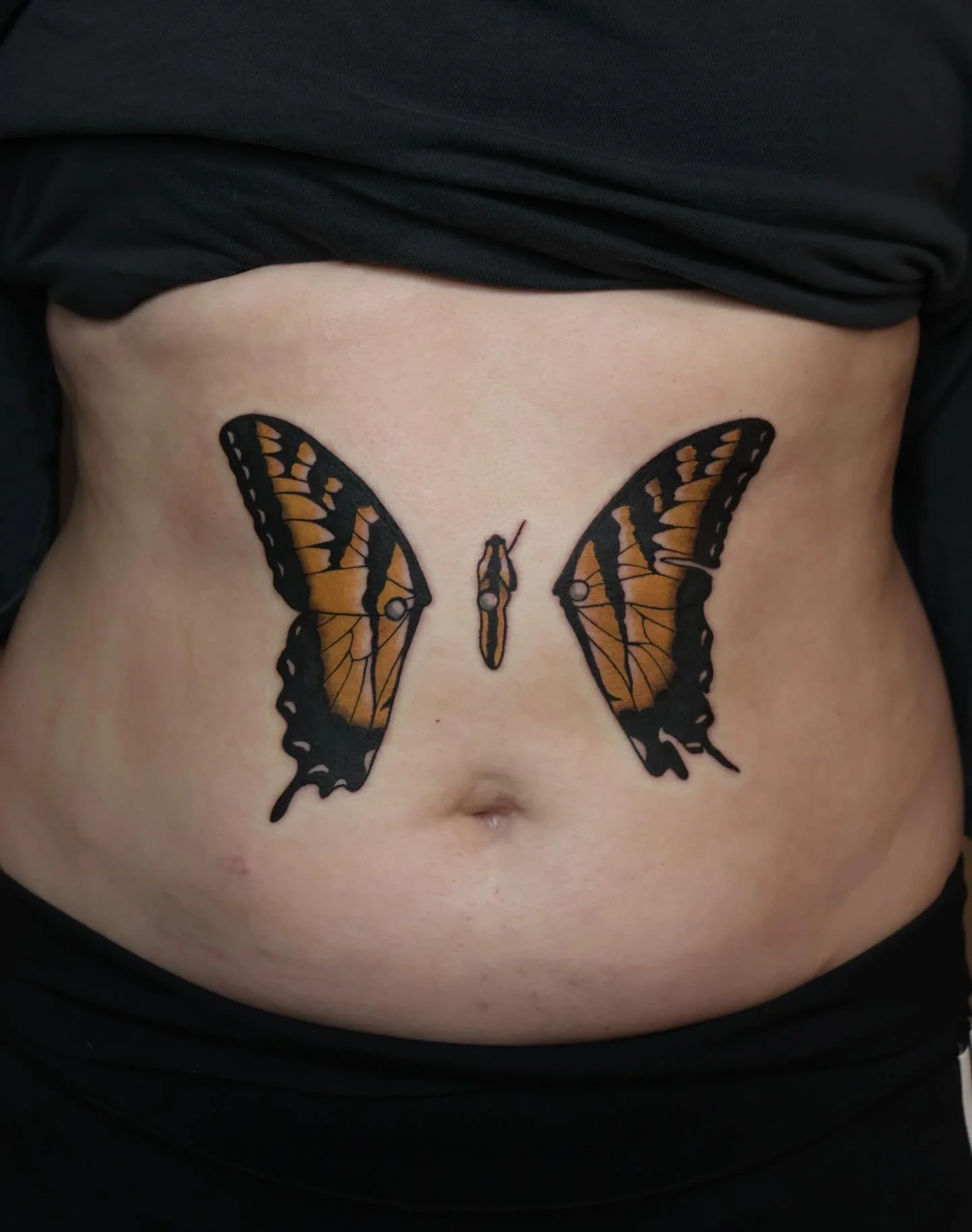 Brand new eyes stomach piece🦋
&bull;
&bull;
&bull;
#dallastattooartist #femaletattooartist #illustrativetattoo #stuckwithsarah_
#batandcavetattoo #dallastattoos #dallastattooshop #texastattooartist #dfwtattoos  #blackandgreytattoo #realismtattoo  #f