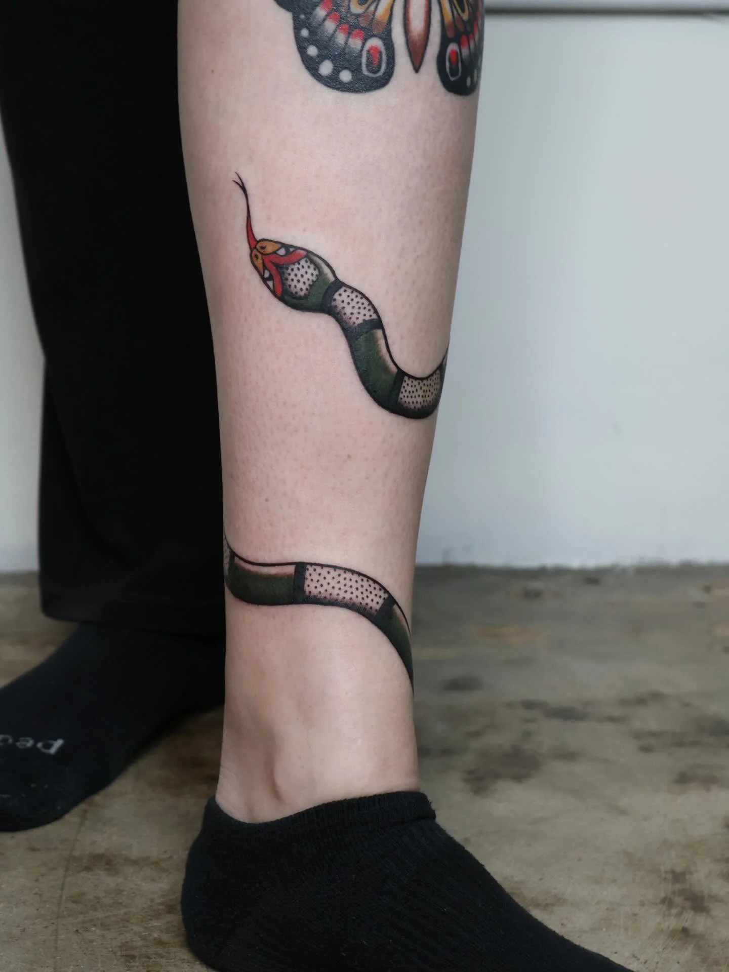 Wrapping snake 🐍
&bull;
&bull;
&bull;
#dallastattooartist #femaletattooartist #illustrativetattoo #stuckwithsarah_
#batandcavetattoo #dallastattoos #dallastattooshop #texastattooartist #dfwtattoos  #blackandgreytattoo #realismtattoo  #finelinetattoo