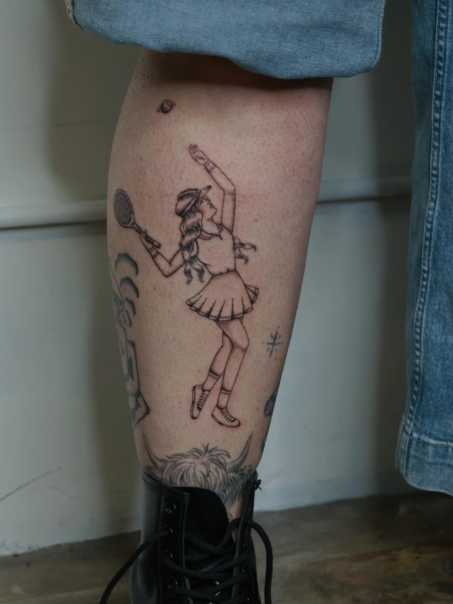 Tennis girl flash on @tess_mae 🎾👟
#dallastattooartist #femaletattooartist #fineline #traditional #dfwtattooartist