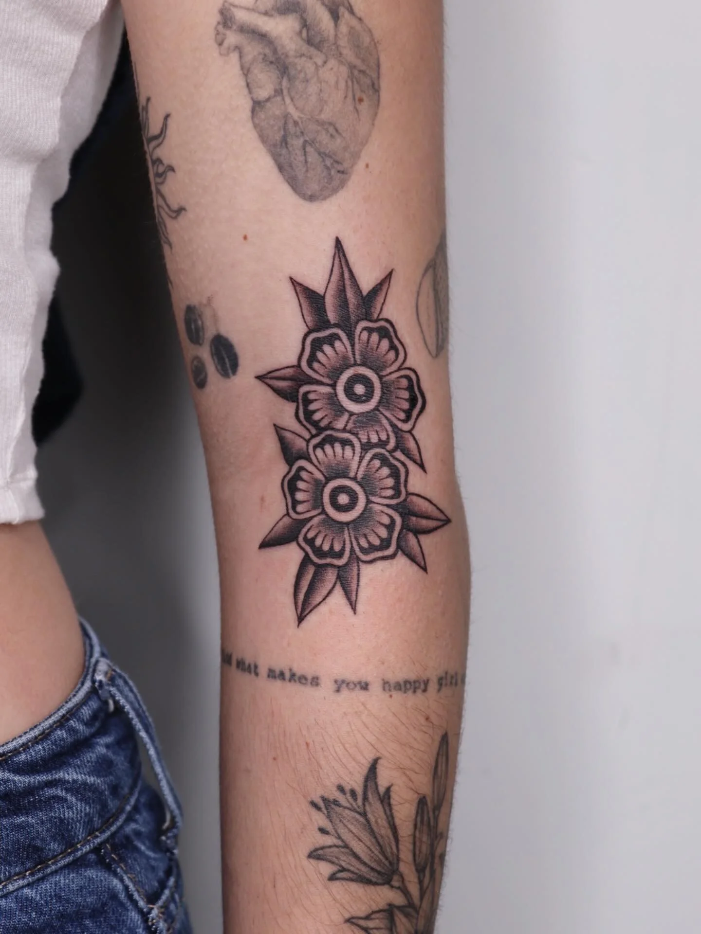 Filler florals🖤
#dfwtattoos #dallastattooartist #femaletattooartist #traditionaltattoo